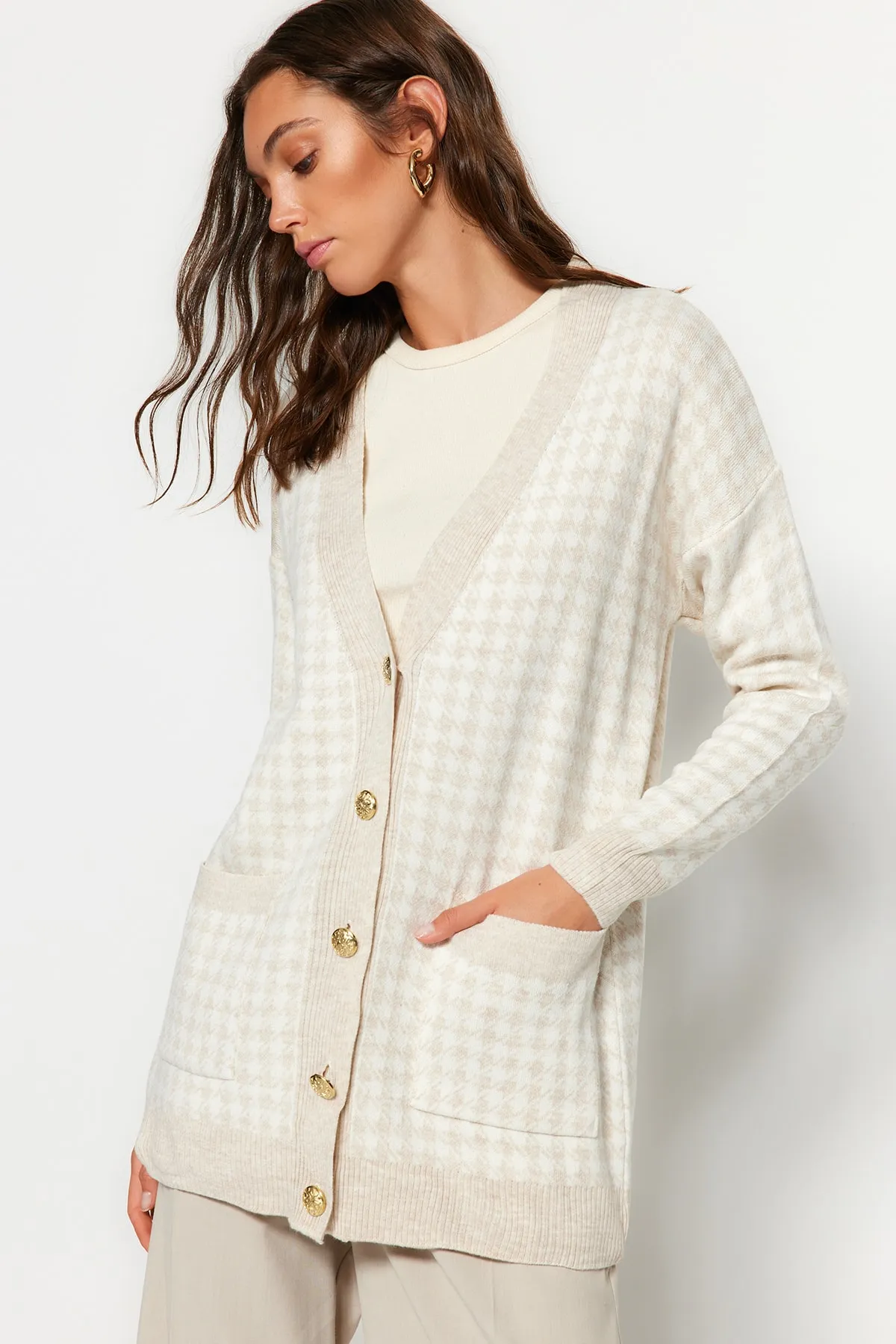 Trendyol Collection  Steinfarbener Strick-Cardigan mit weiter Passform TWOAW22HI0179