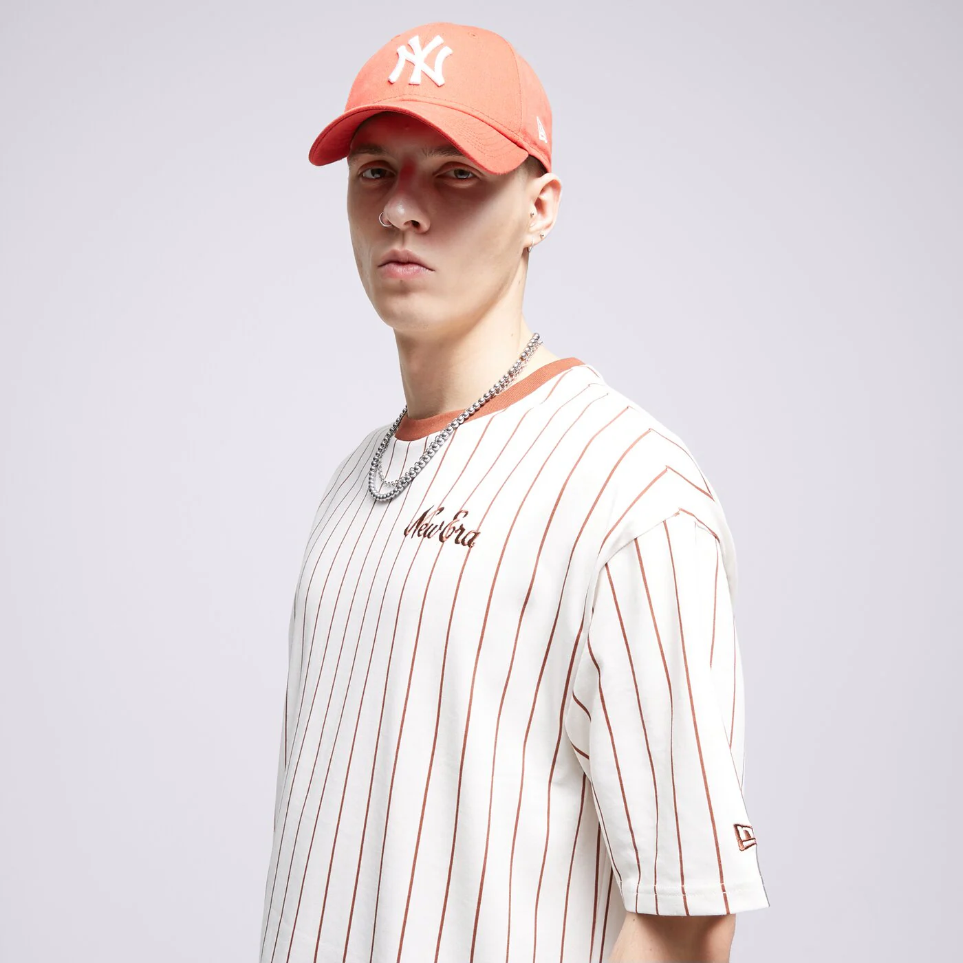 NEW ERA T-SHIRT NE PINSTRIPE OS Beige
