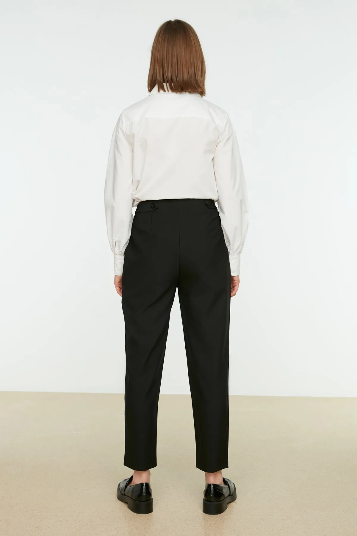 Trendyol Modest  Schwarze gewebte Hose mit hohem Taillengürtel und detaillierten Falten TCTSS22TP0008