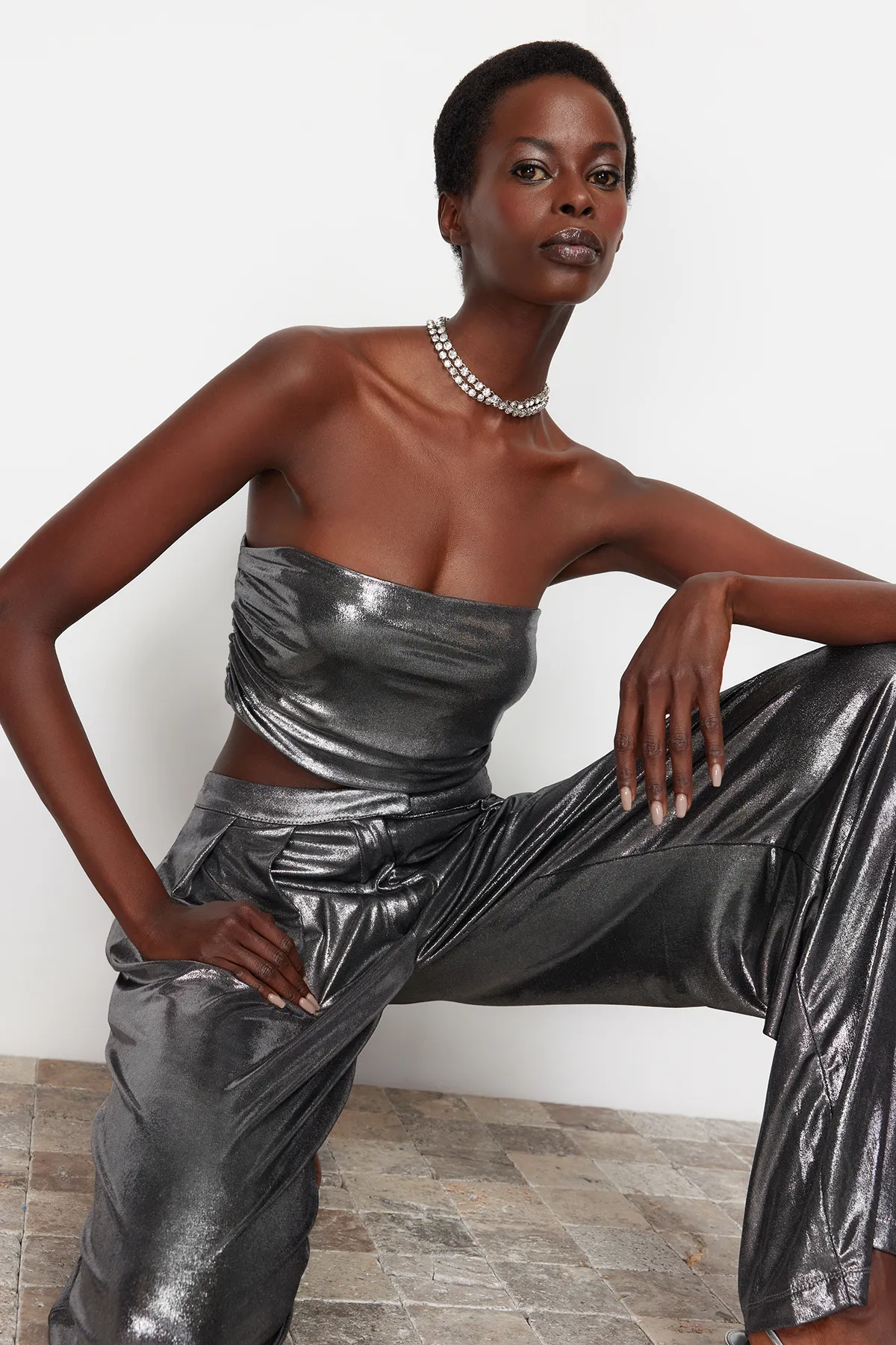 Trendyol Collection  Anthrazitfarbenes Crop-Bustier im Metallic-Look TPRSS24BS00012