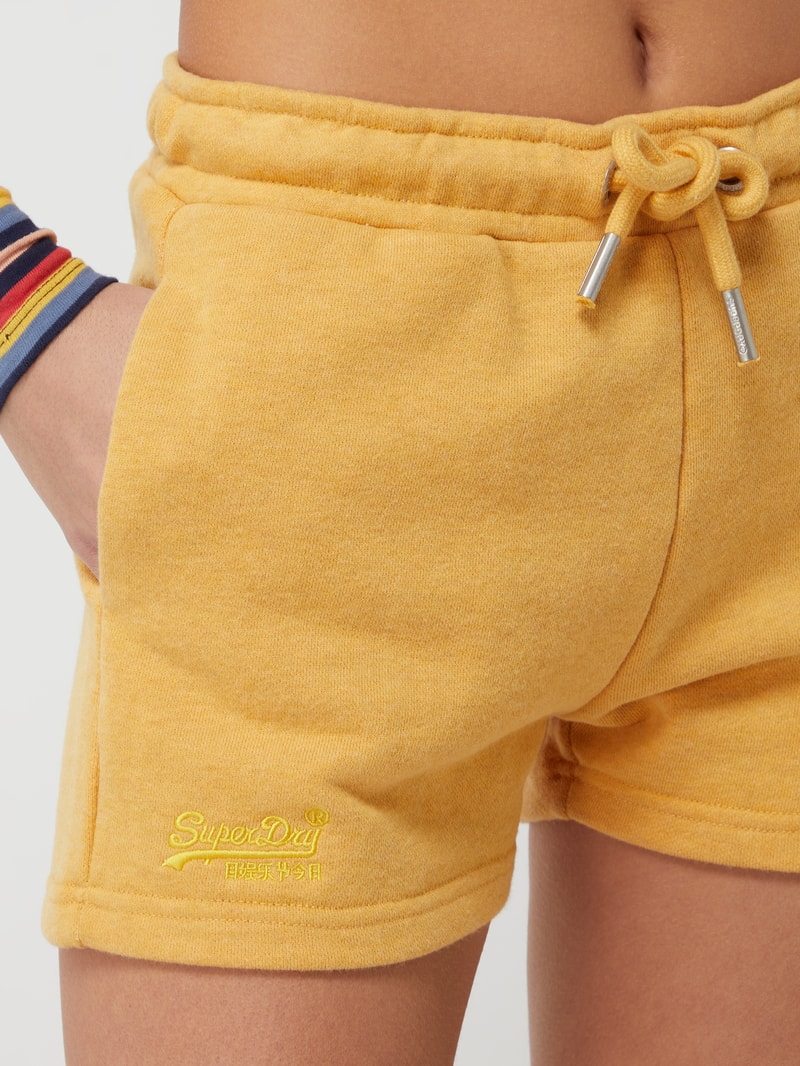 Sweatshorts mit Logo-Stickerei in senfgelb
