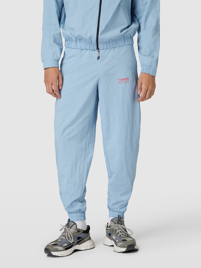 Trainingshose mit Label-Print Modell 'Track Suit' in rauchblau