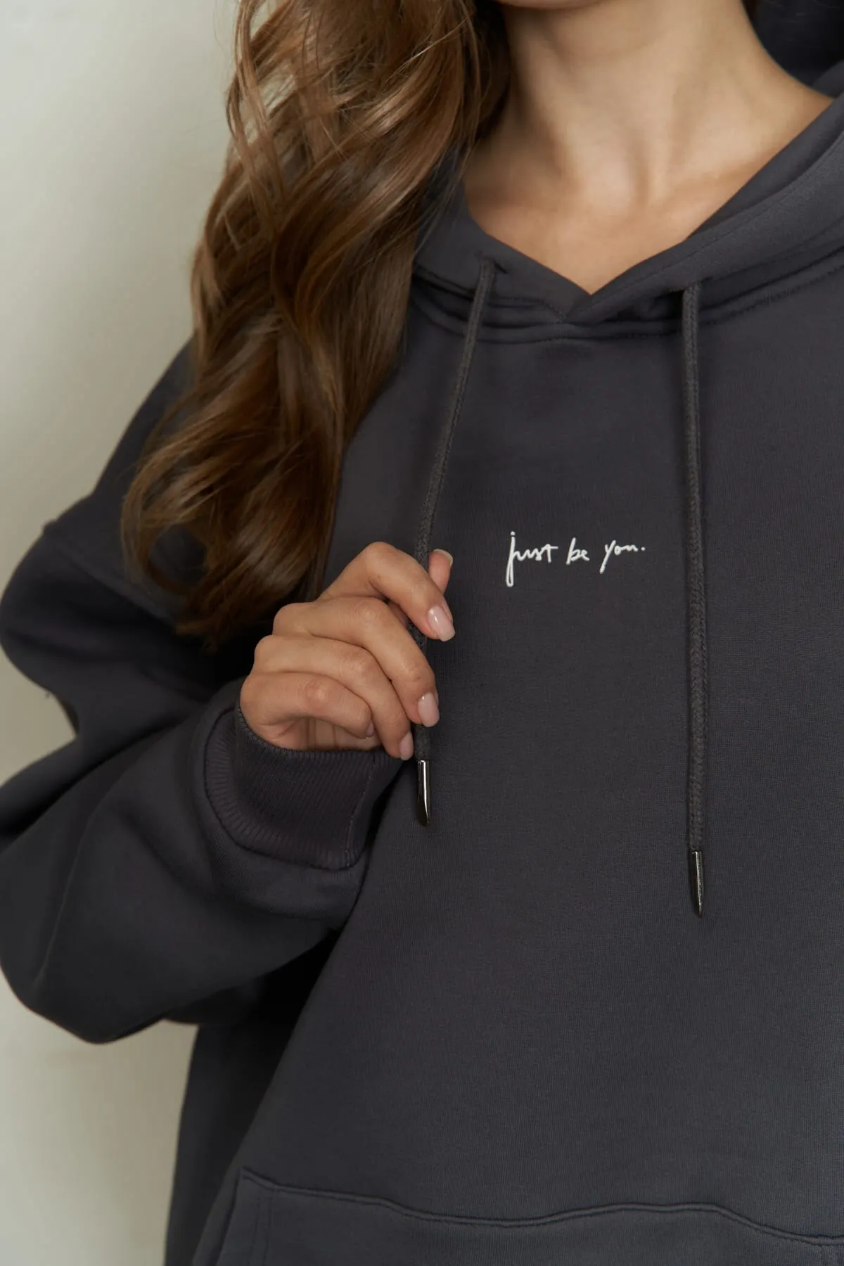 MAİ COLLECTİON  Anthrazitfarbenes Kapuzenpullover „Just Be You“.