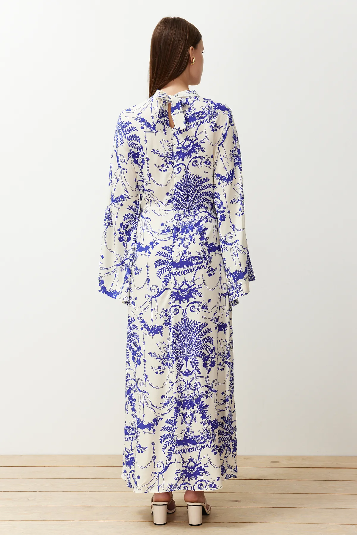Trendyol Modest  Marineblaues Kleid aus Viskosegewebe mit weiten Ärmeln und gemustertem Kragen TCTSS23EB00234