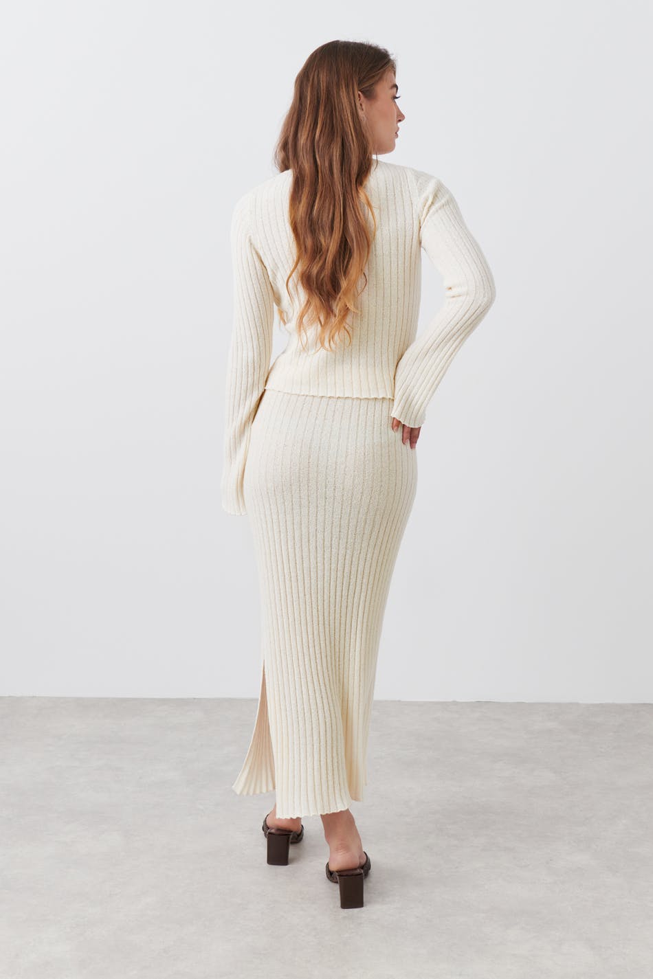 Knitted slit skirt