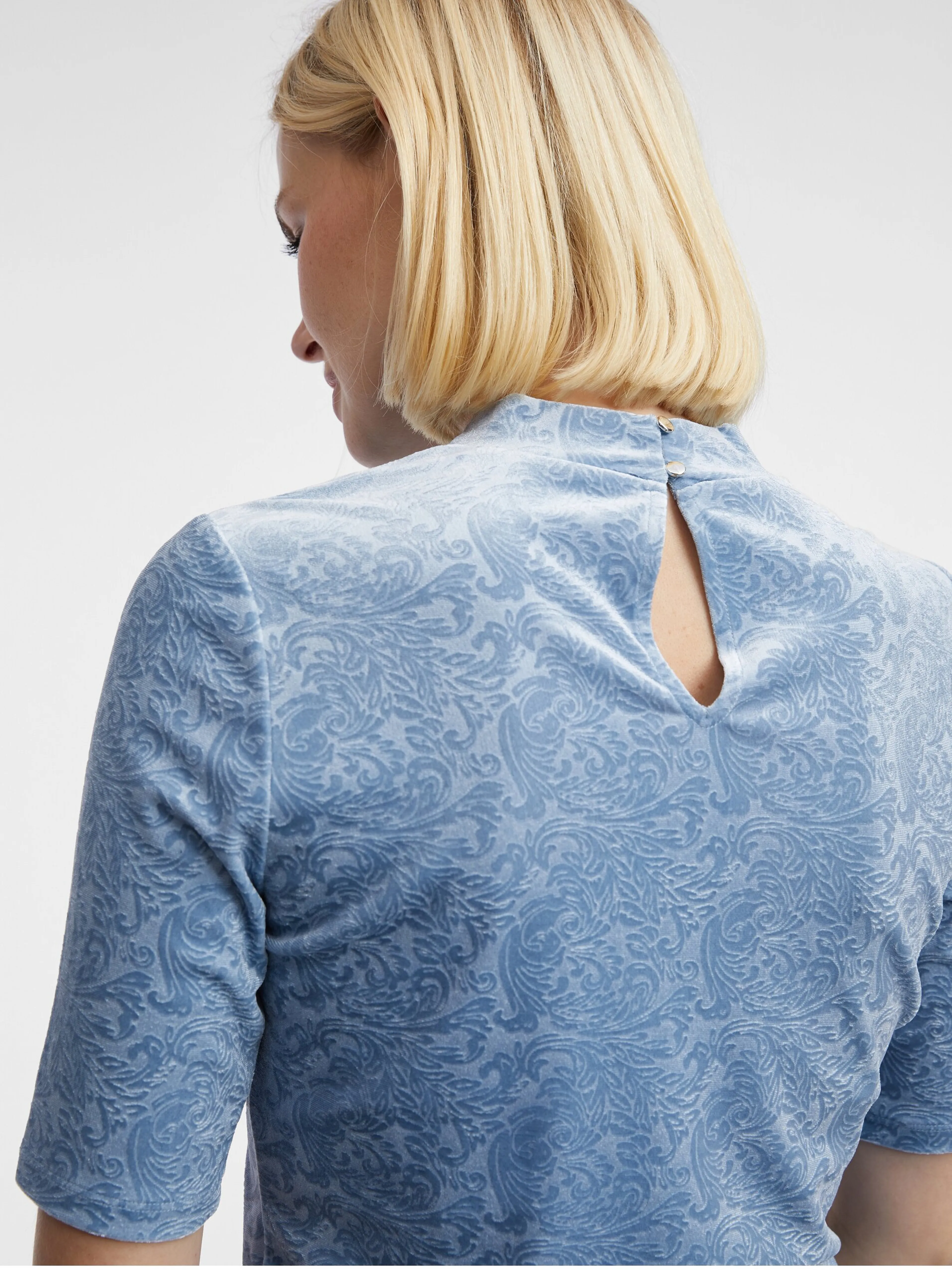 Hellblaues gemustertes Damen-Top aus Samt ORSAY