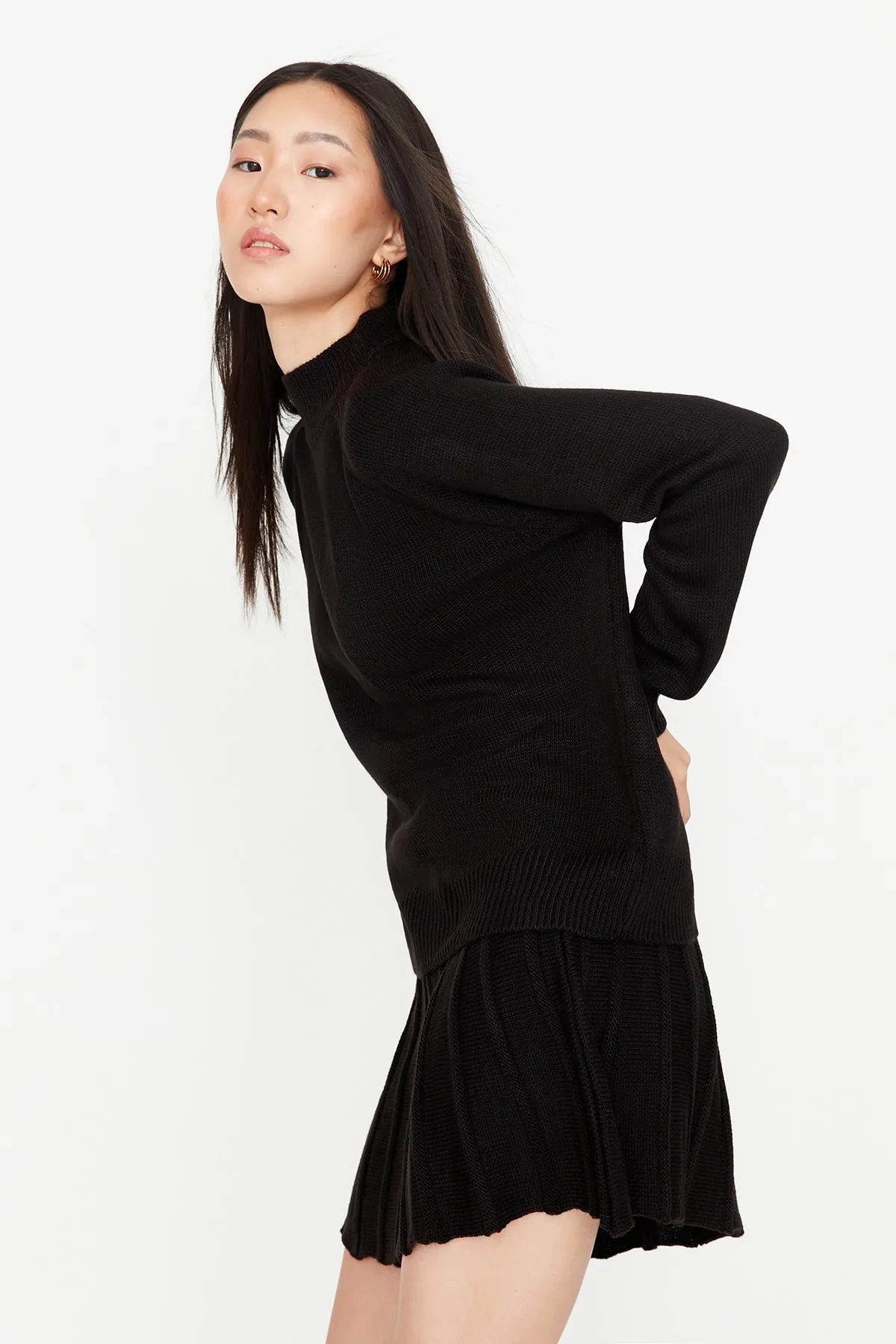 Trendyol Collection  Schwarzes Strickoberteil und -unterteil mit Stehkragen und Rüschendetail, Set TWOAW23AU00184