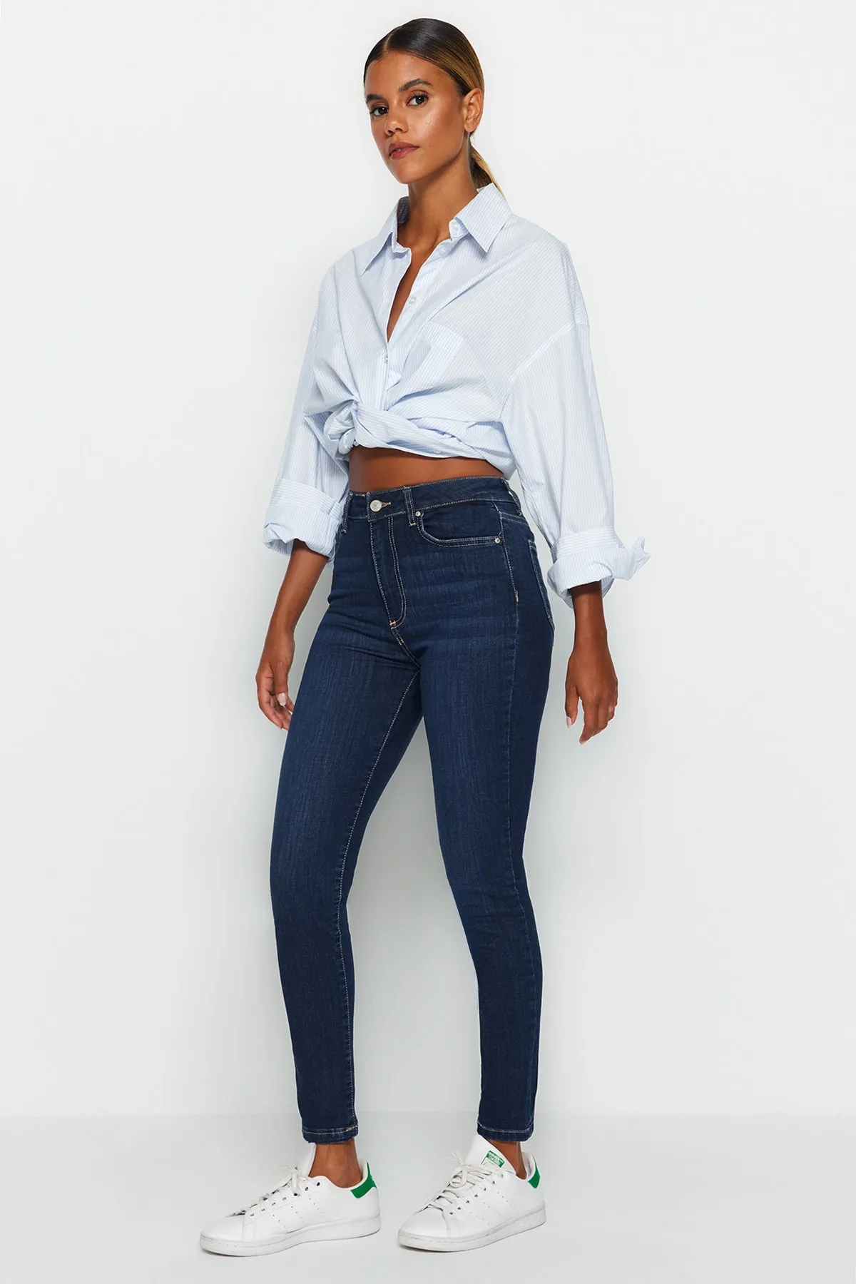 Trendyol Collection  Dunkelblaue High Waist Skinny Jeans mit Shaping-Effekt TWOAW24JE00070