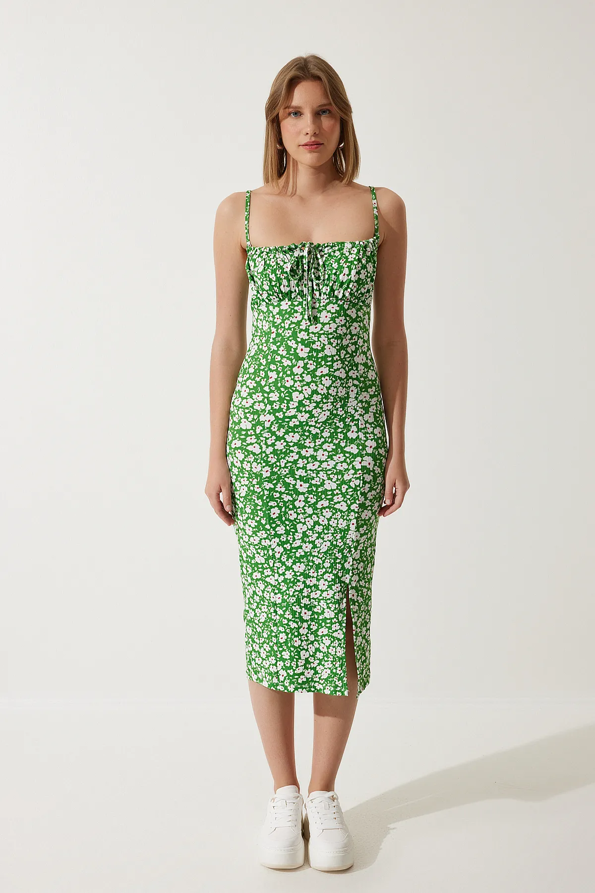 Happiness İstanbul  Grünes Sommerstrickkleid mit Blumenschlitz für Damen CI00029