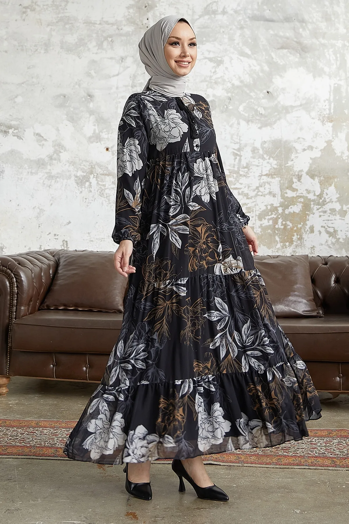 InStyle  Jalya Hijab-Kleid aus Chiffon mit geknöpftem Kragen und Schnürung – Schwarz