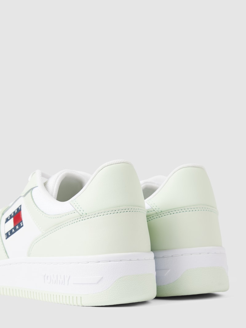 Sneaker mit Label-Details in weiß