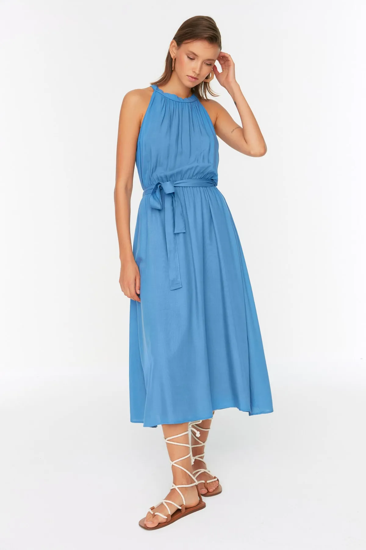 Trendyol Collection  Indigofarbenes, gewebtes Midi-Kleid aus Viskose mit Neckholder und Gürtel TWOSS19EL0155