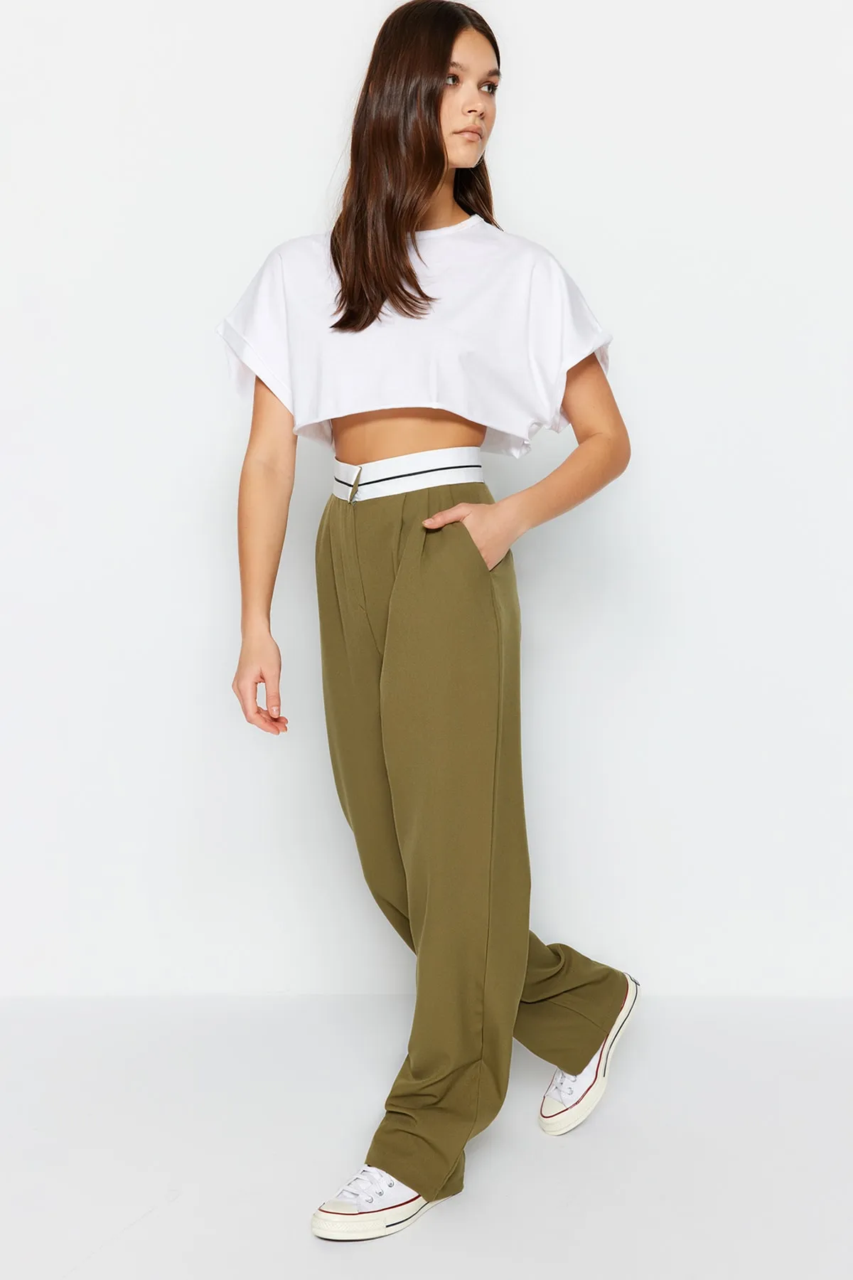 Trendyol Collection  Khakifarbene, gewebte Hose mit weitem Bein und hoher Taille und Gürteldetail TWOSS23PL00150