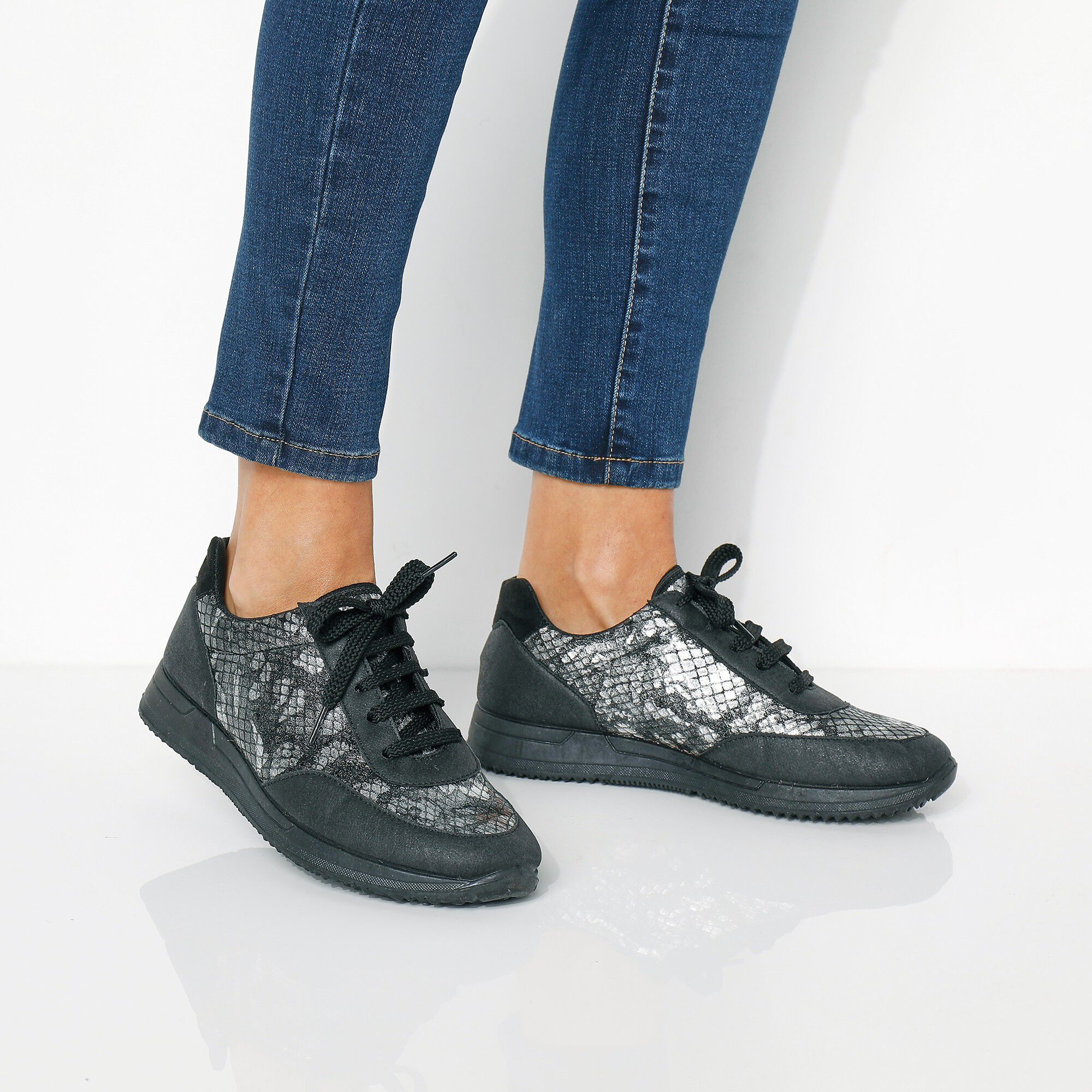 Baskets lacées spécial pieds sensibles en tissu extensible