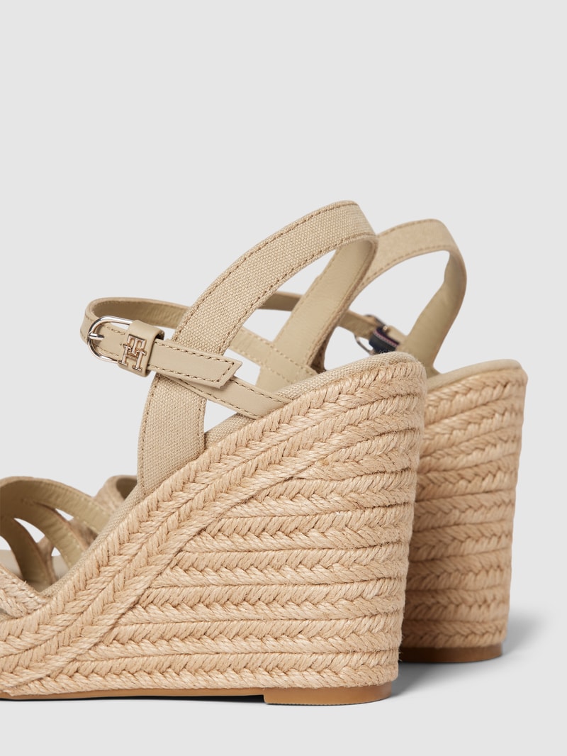 Wedges mit Label-Detail Modell 'ESSENTIAL' in beige