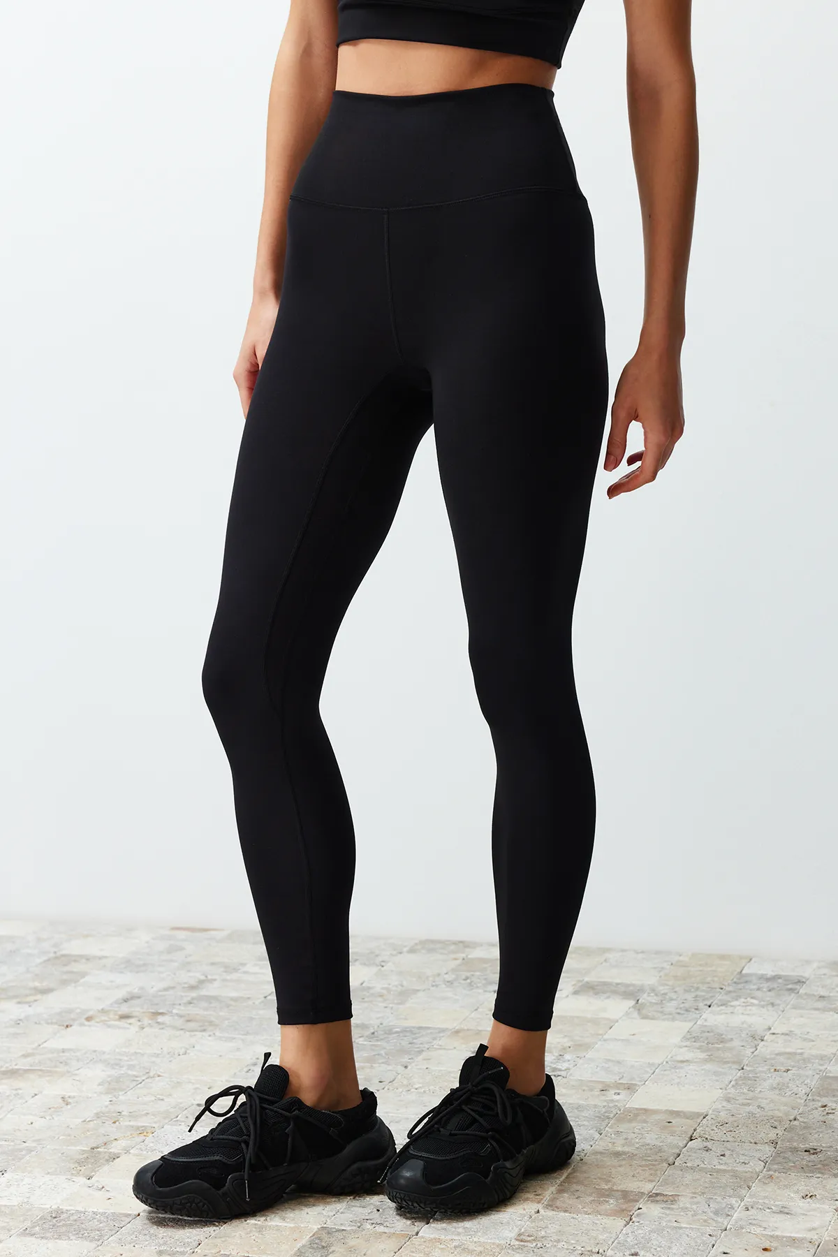 Trendyol Collection  Gestrickte Sport-Leggings aus schwarzem, gebürstetem, mattem und weichem Stoff in voller Länge THMSS24TY00025