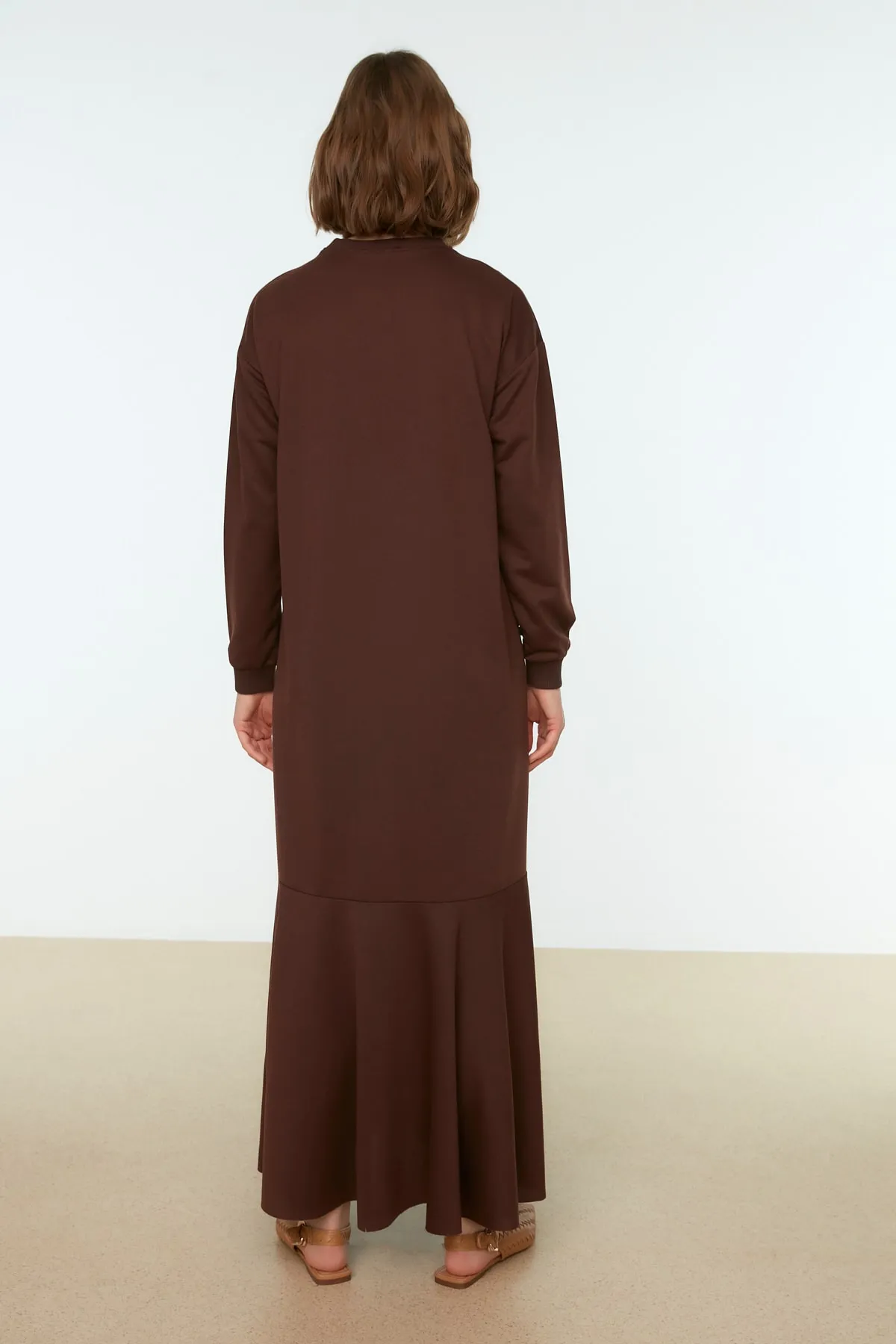 Trendyol Modest  Braunes Strickkleid mit Rundhalsrock und Volant TCTSS22EB0219