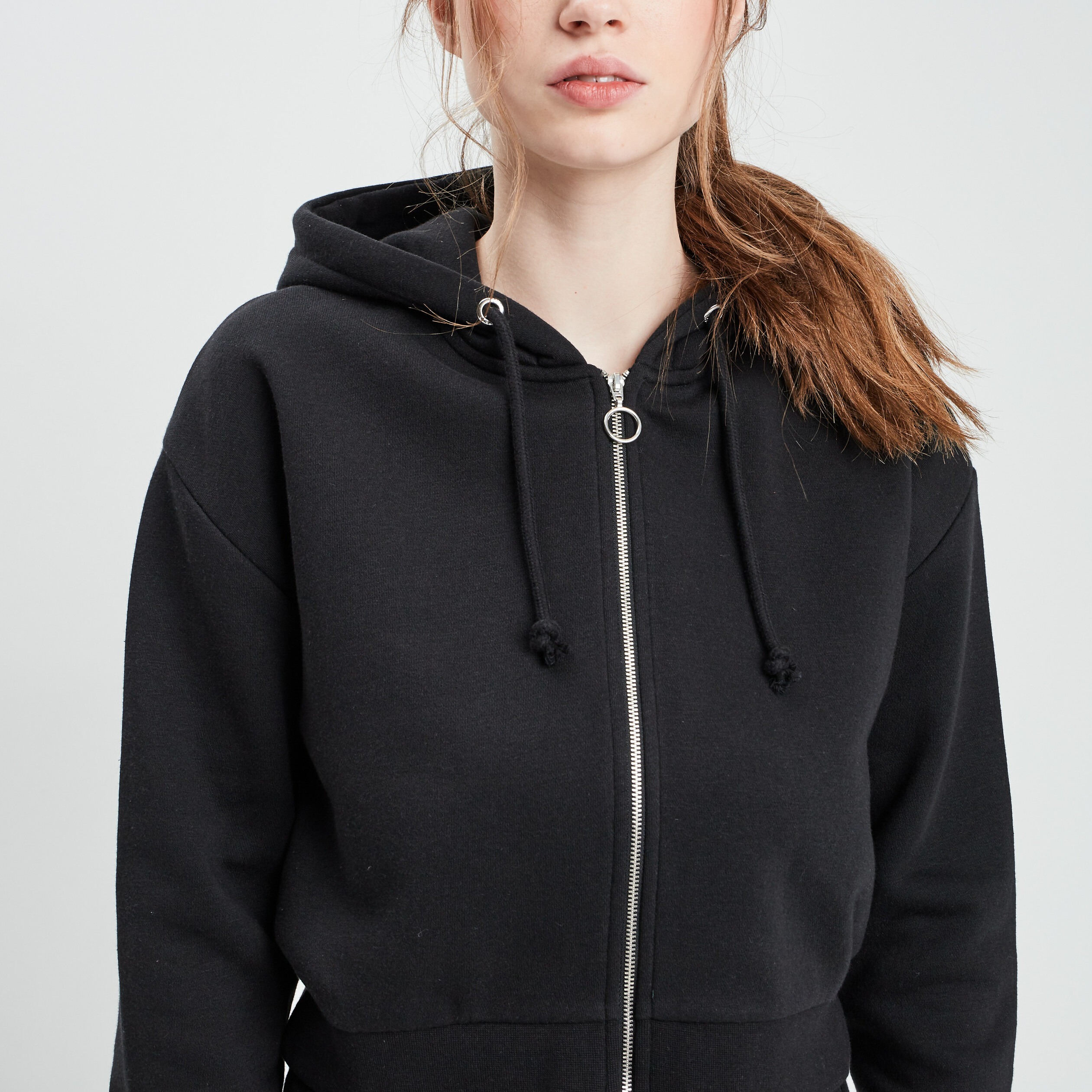 Sweat zippé à capuche court noir femme | La Halle