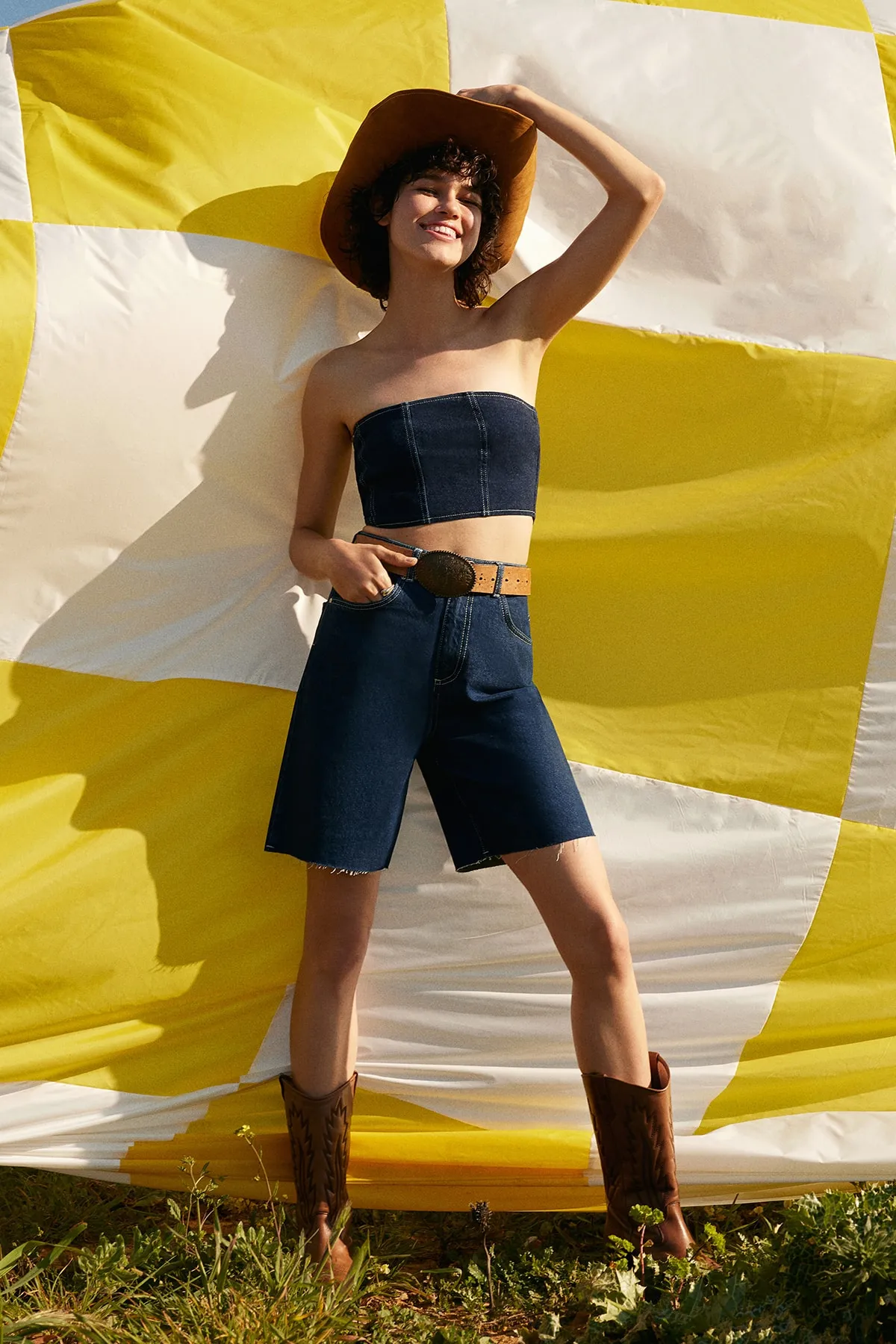 Trendyol Collection  Dunkelblaues, detailliertes, trägerloses Jeans-Bustier mit Reißverschluss TWOSS23BS00006