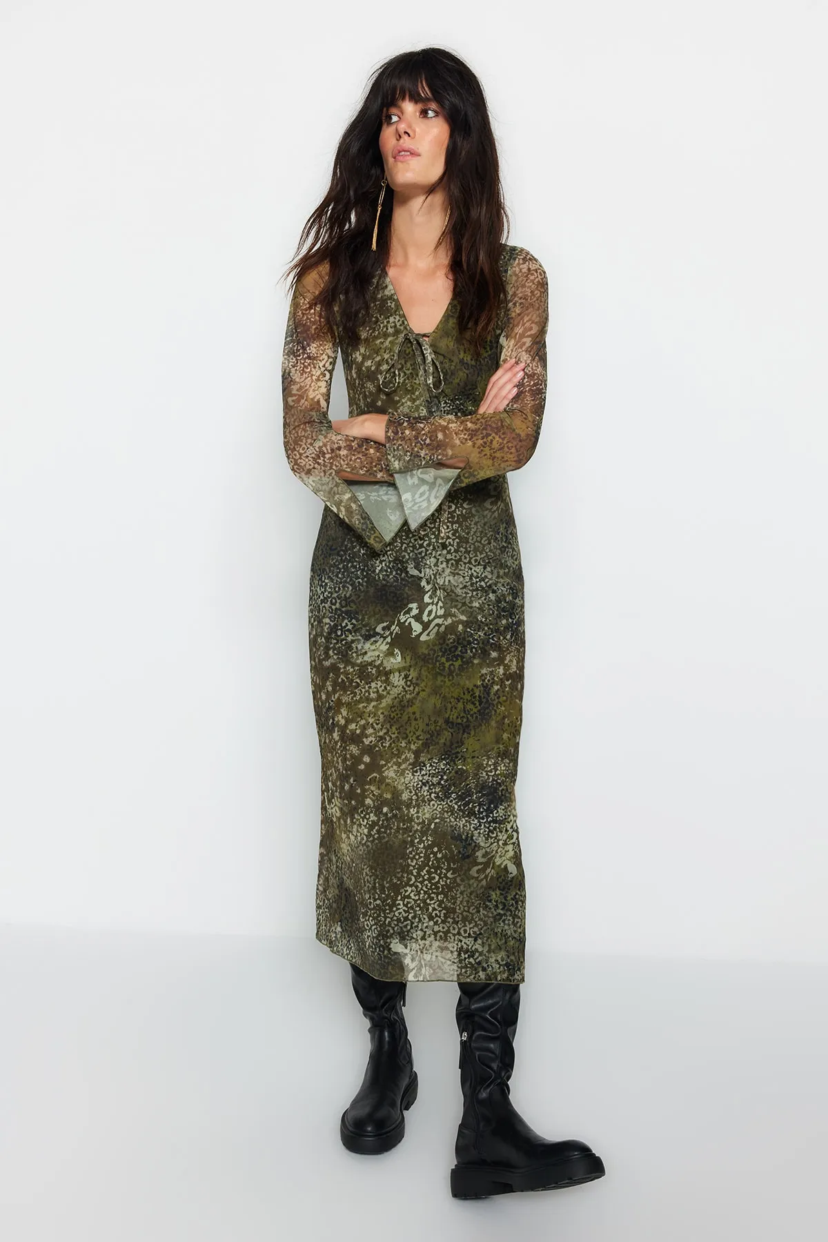 Trendyol Collection  Khakifarbenes, mit Tüll gefüttertes Skater-/Taillen-Midi-Strickkleid mit V-Ausschnitt TWOAW24EL00147