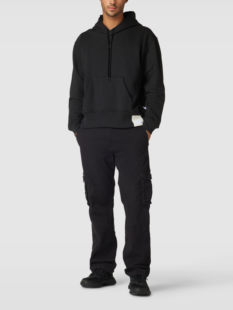 Hoodie mit Label-Patch in schwarz
