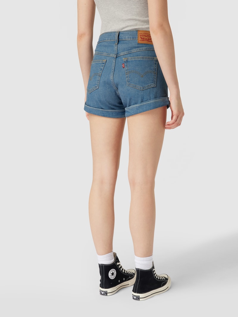 Mom Fit Jeansshorts mit Label-Patch in jeans