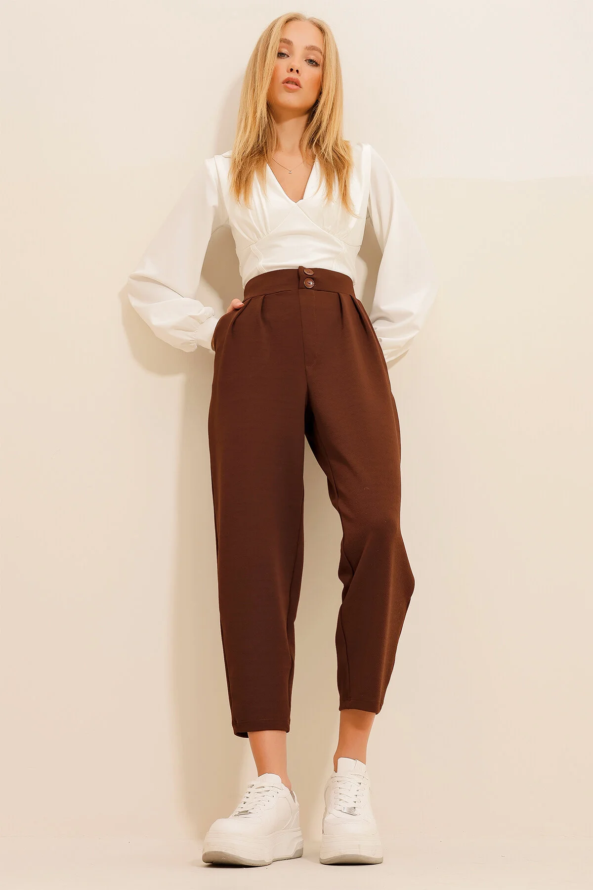 Trend Alaçatı Stili  Braune Karottenhose mit hoher Taille für Damen ALC-X11148