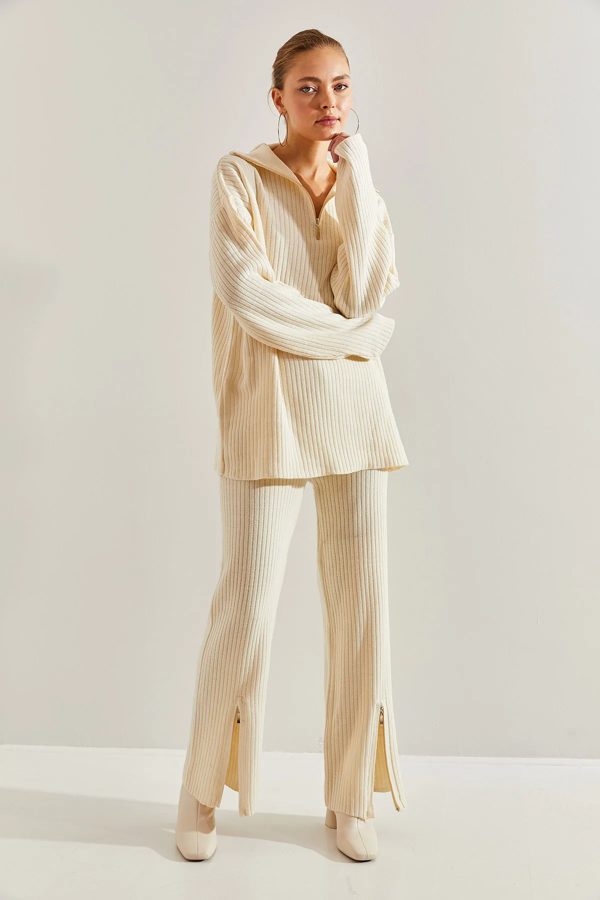 Bianco Lucci  Set aus Strickunterteil und Oberteil für Damen mit Beinen und Kragen mit Reißverschluss