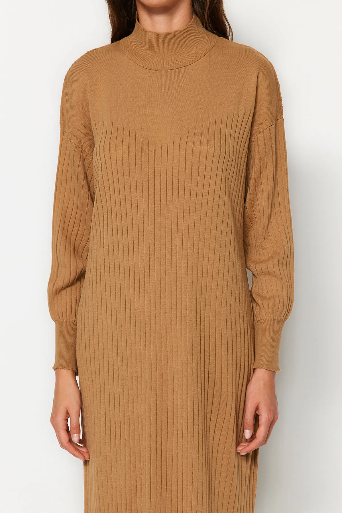 Trendyol Modest  Kamelfarbenes Strickkleid mit Stehkragen TCTAW24EB00015