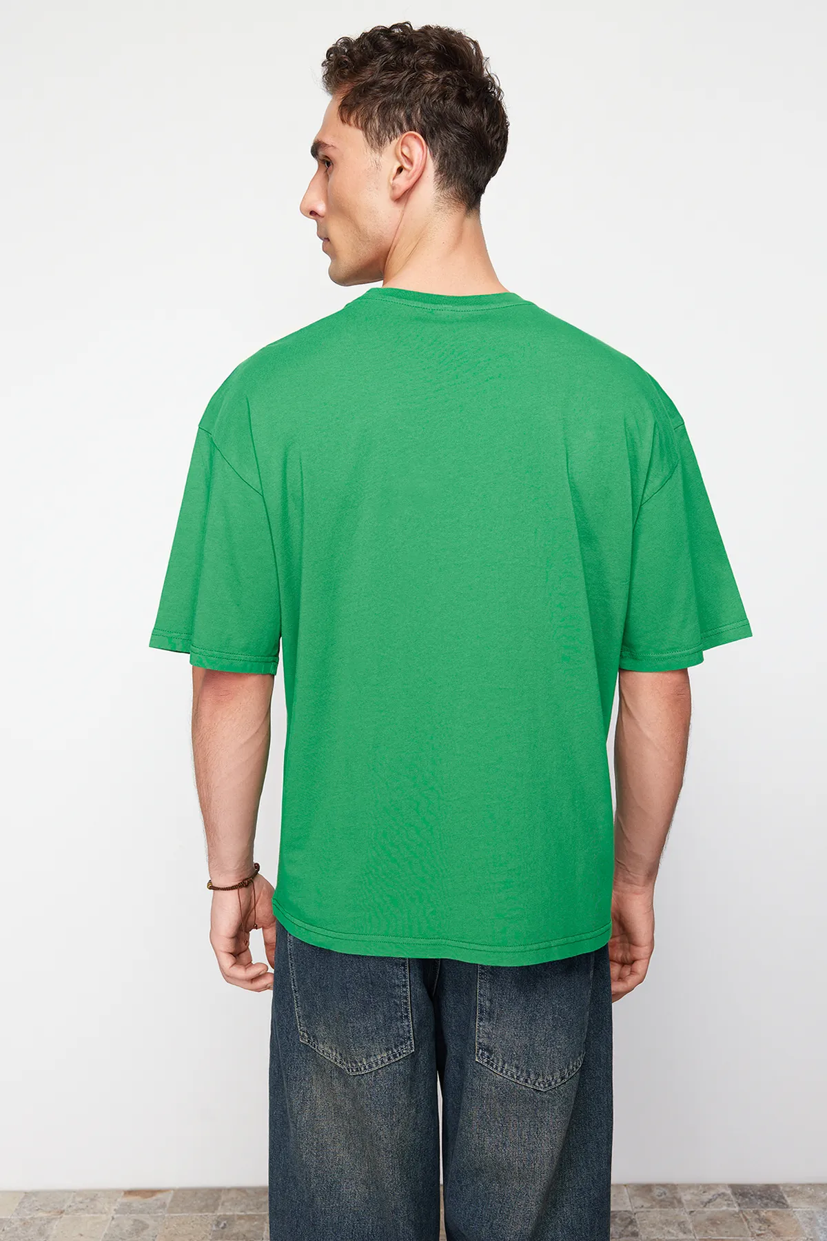 Trendyol Collection  Grünes, übergroßes/weit geschnittenes, mit Dinosauriern besticktes T-Shirt aus 100 % Baumwolle TMNSS23TS00243 TMNSS23TS00243