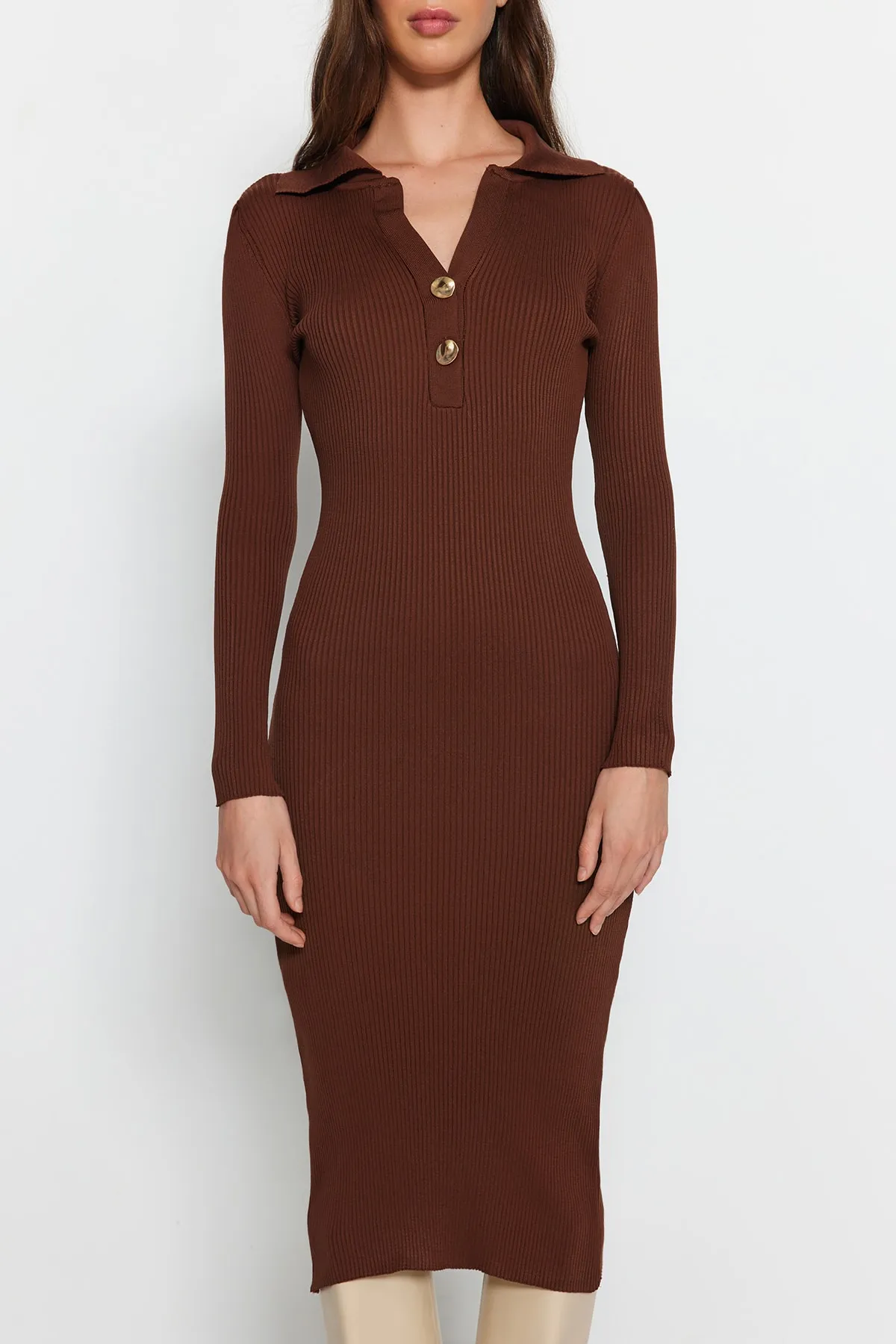 Trendyol Collection  Braunes Midi-Strickkleid mit Rollkragen TWOAW24EL00030