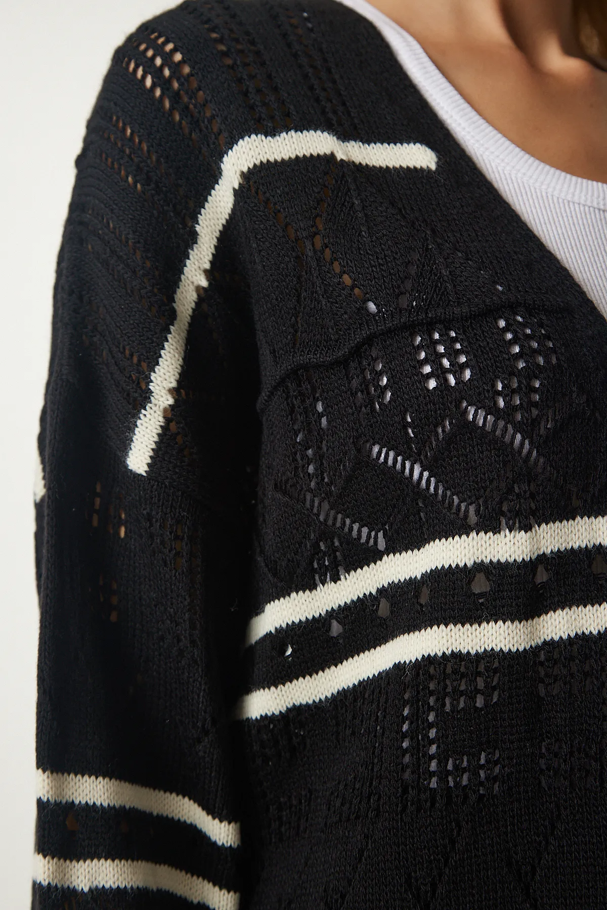 Happiness İstanbul  Schwarz gestreifter, durchbrochener Pullover-Cardigan für Damen PF00015