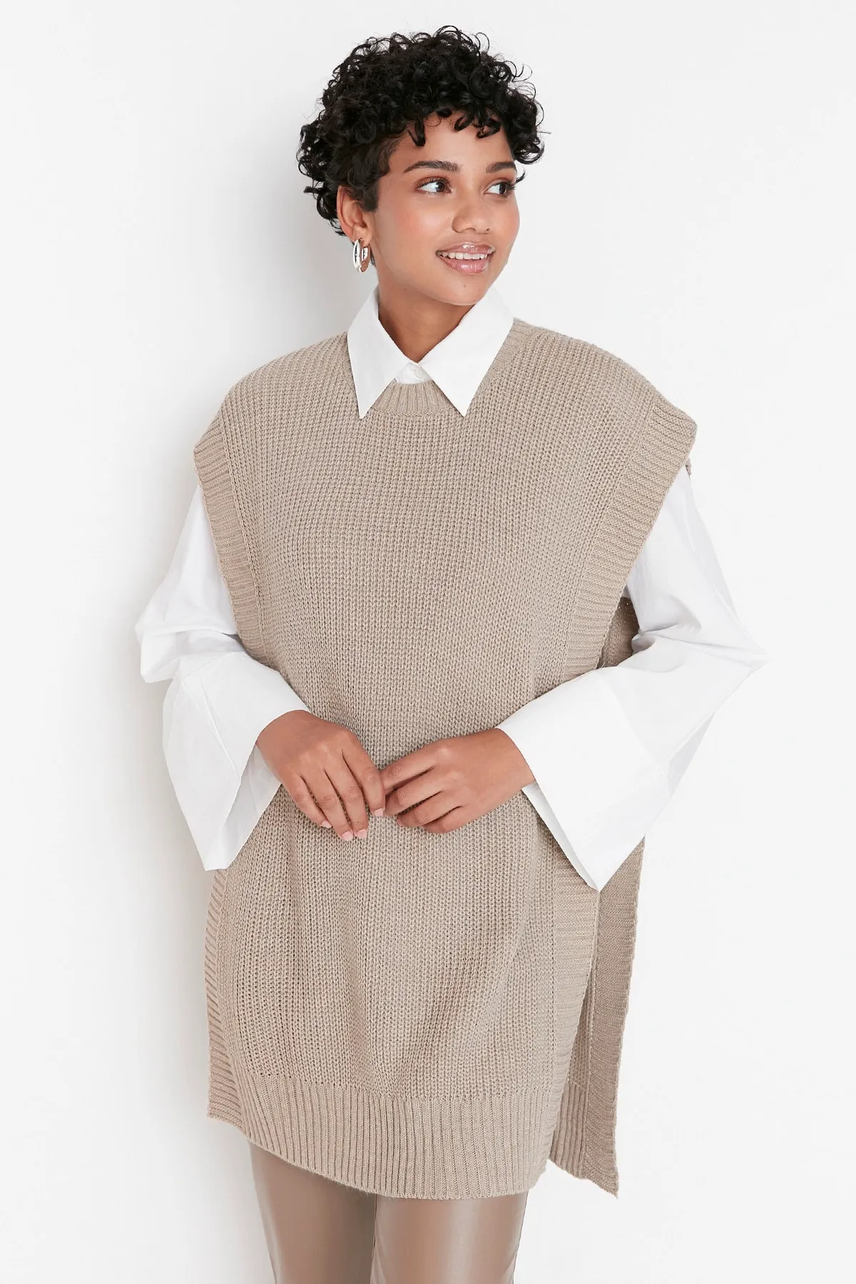 Trendyol Modest  Nerzfarbener Strickpullover mit seitlichem Schlitzdetail TCTAW23SV00010