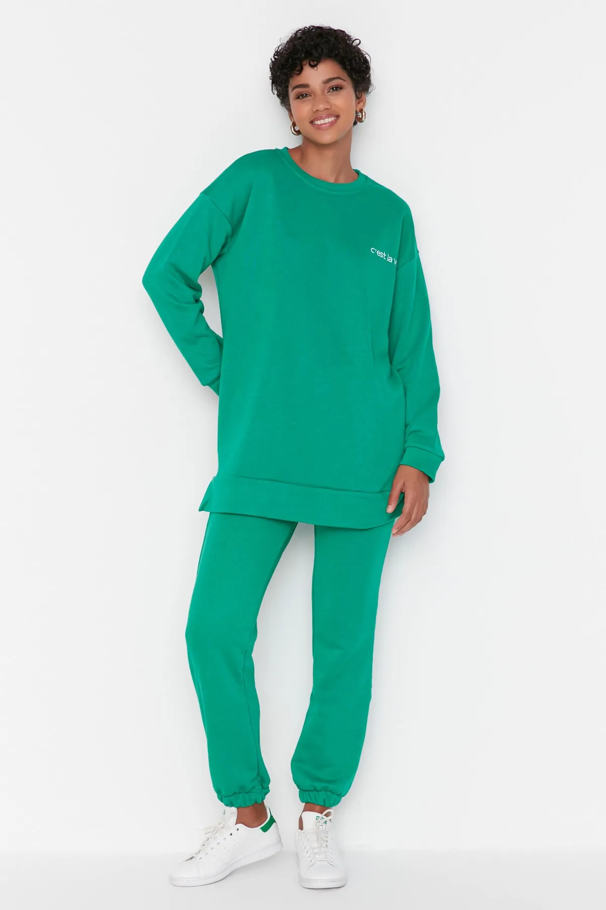 Trendyol Modest  Grünes, besticktes Basic-Strick-Trainingsanzug-Set mit Rundhalsausschnitt TCTAW23EN00001