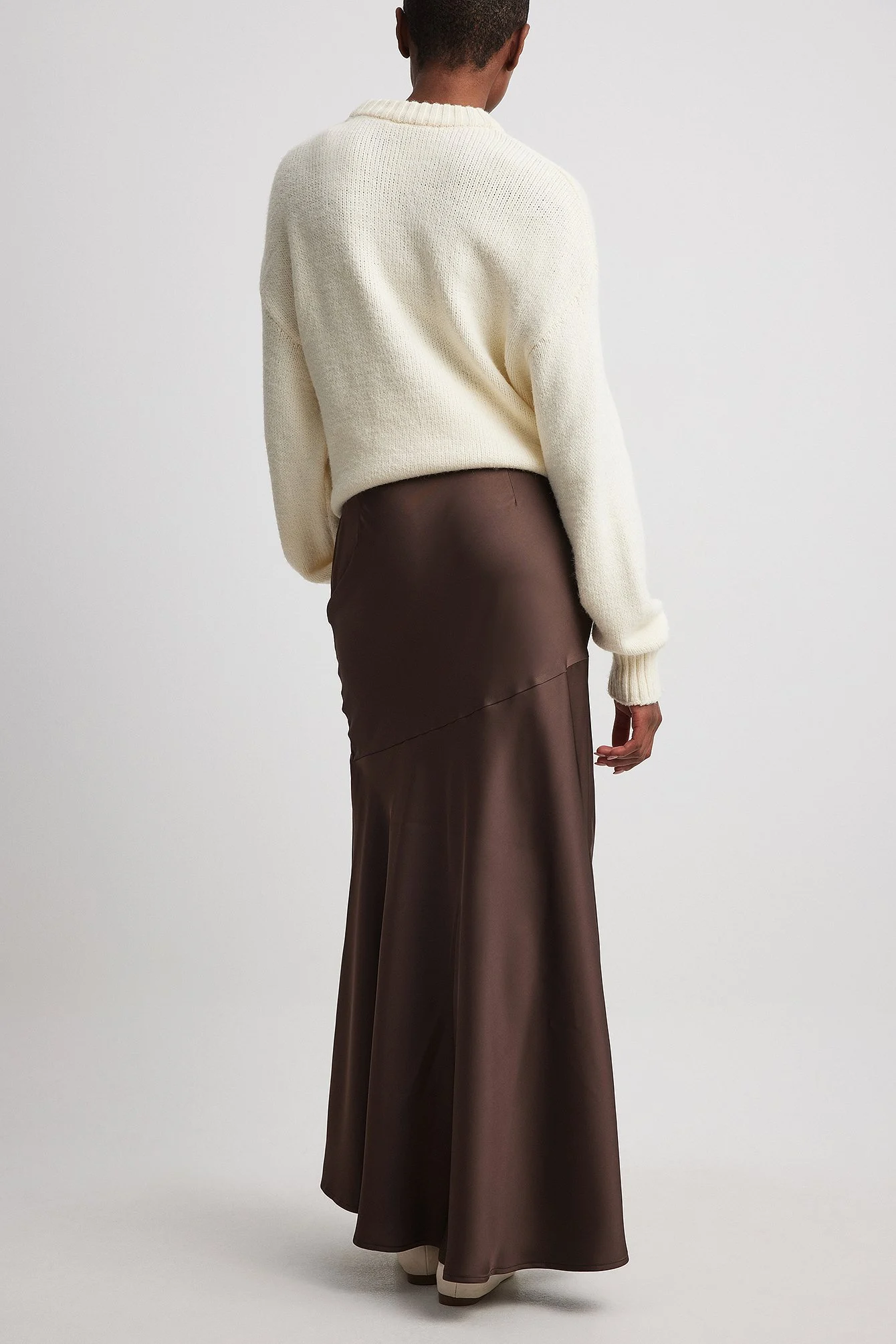 Asymmetrischer Satin-Maxirock mit Nahtdetails
