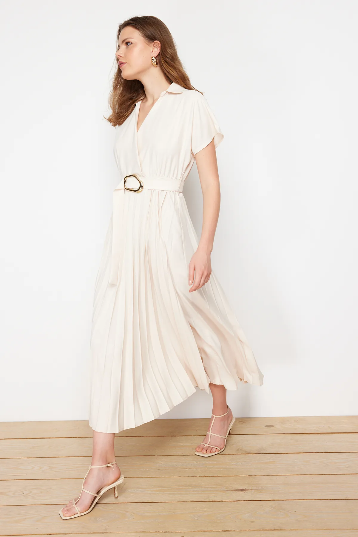 Trendyol Collection  Ecrufarbenes gewebtes Maxikleid mit Gürtelrock, zweireihigem Plisseekragen TWOSS24EL00622