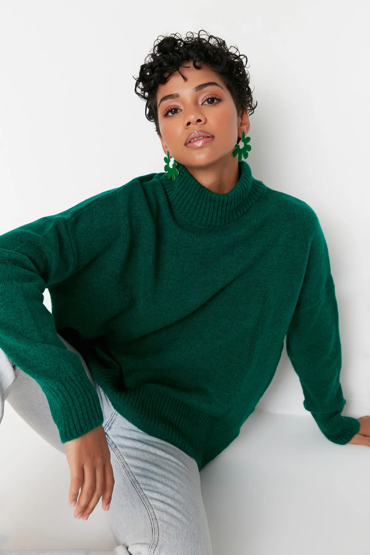 Trendyol Collection  Smaragdgrüner, weich strukturierter Strickpullover mit Stehkragen und weiter Passform TWOAW23KZ00469