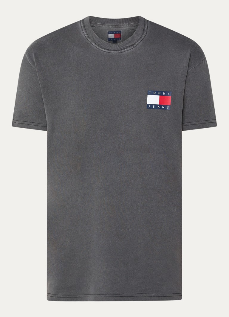 Koszulka Tommy Hilfiger z logo i nadrukiem na plecach.