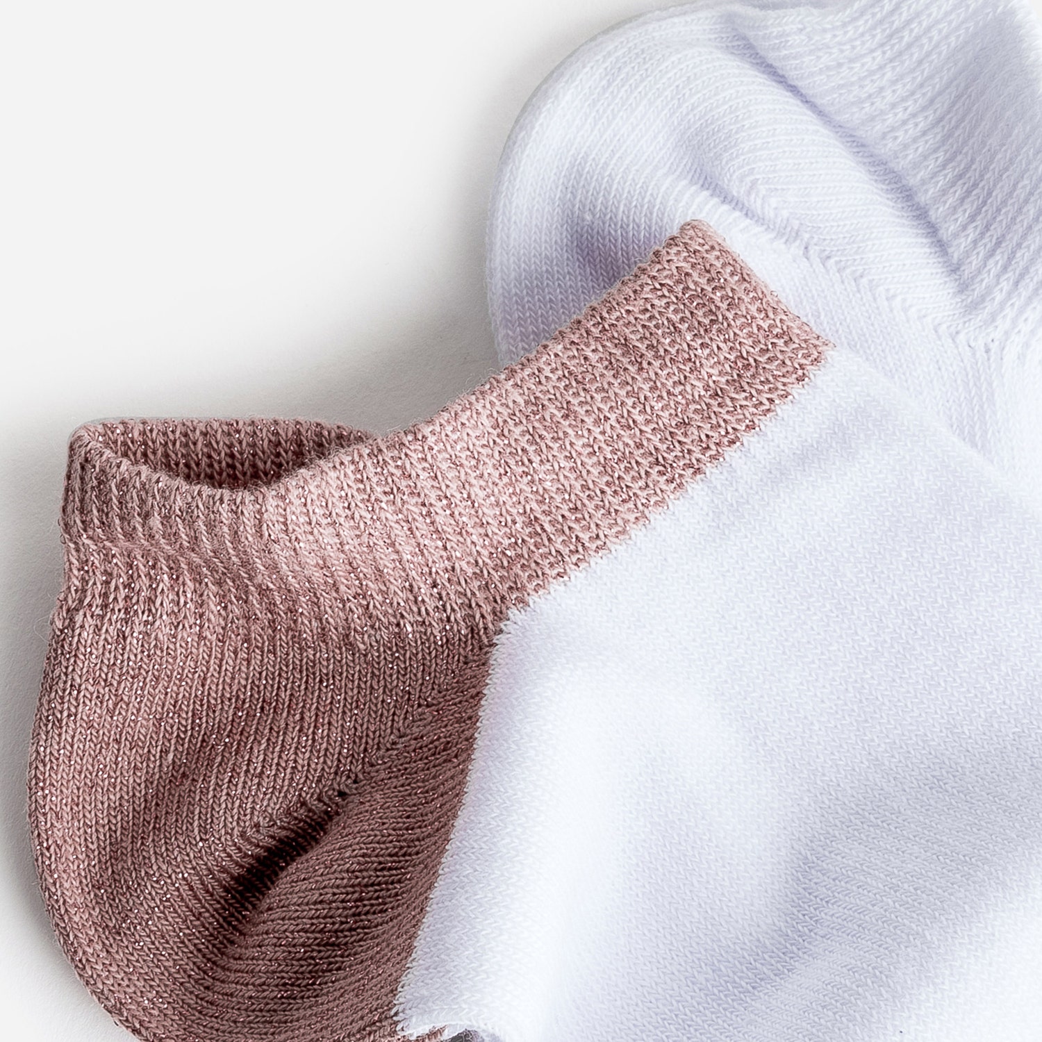 Chaussettes courtes blanches et vieux rose