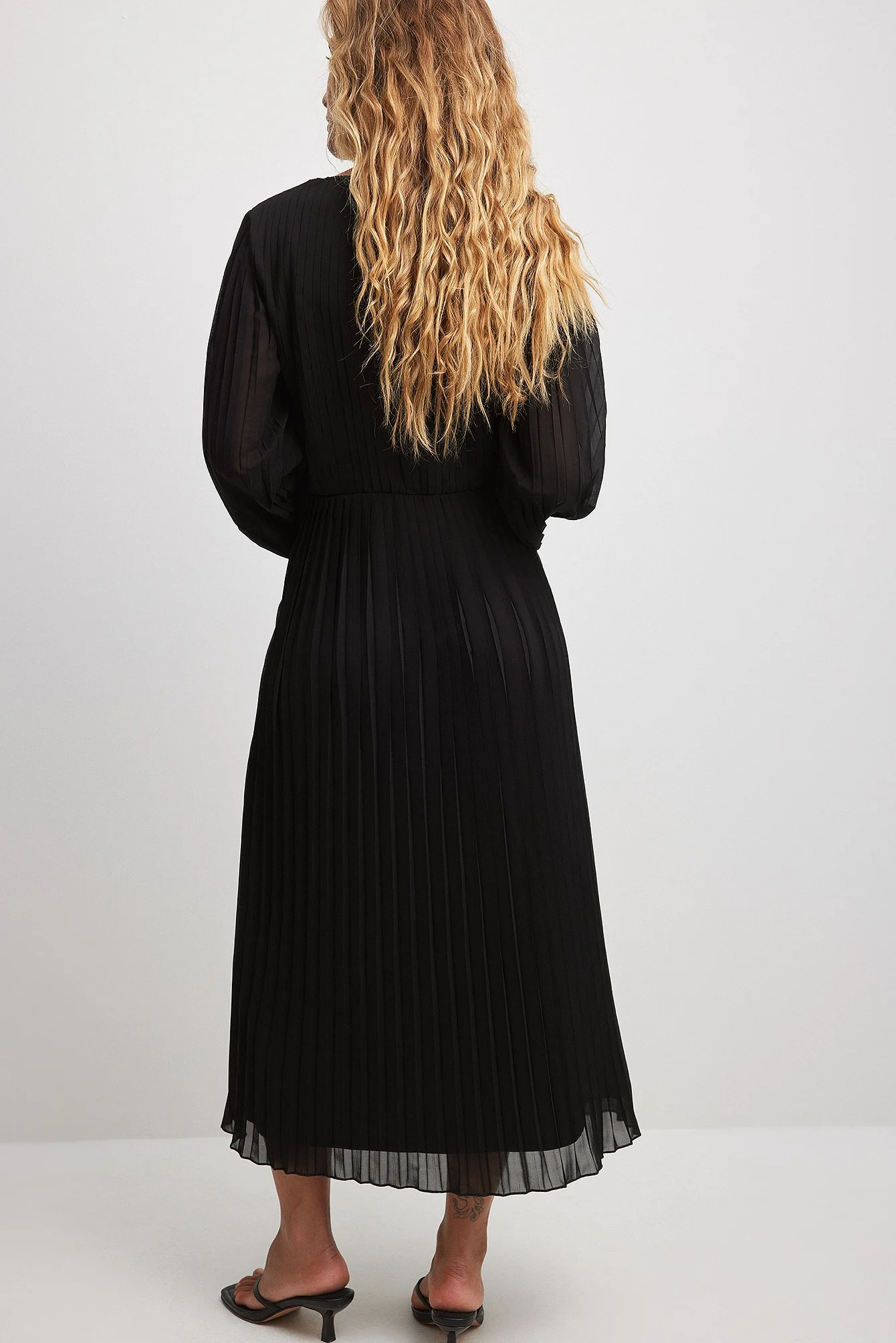 Midikleid mit überlappenden Plisseefalten