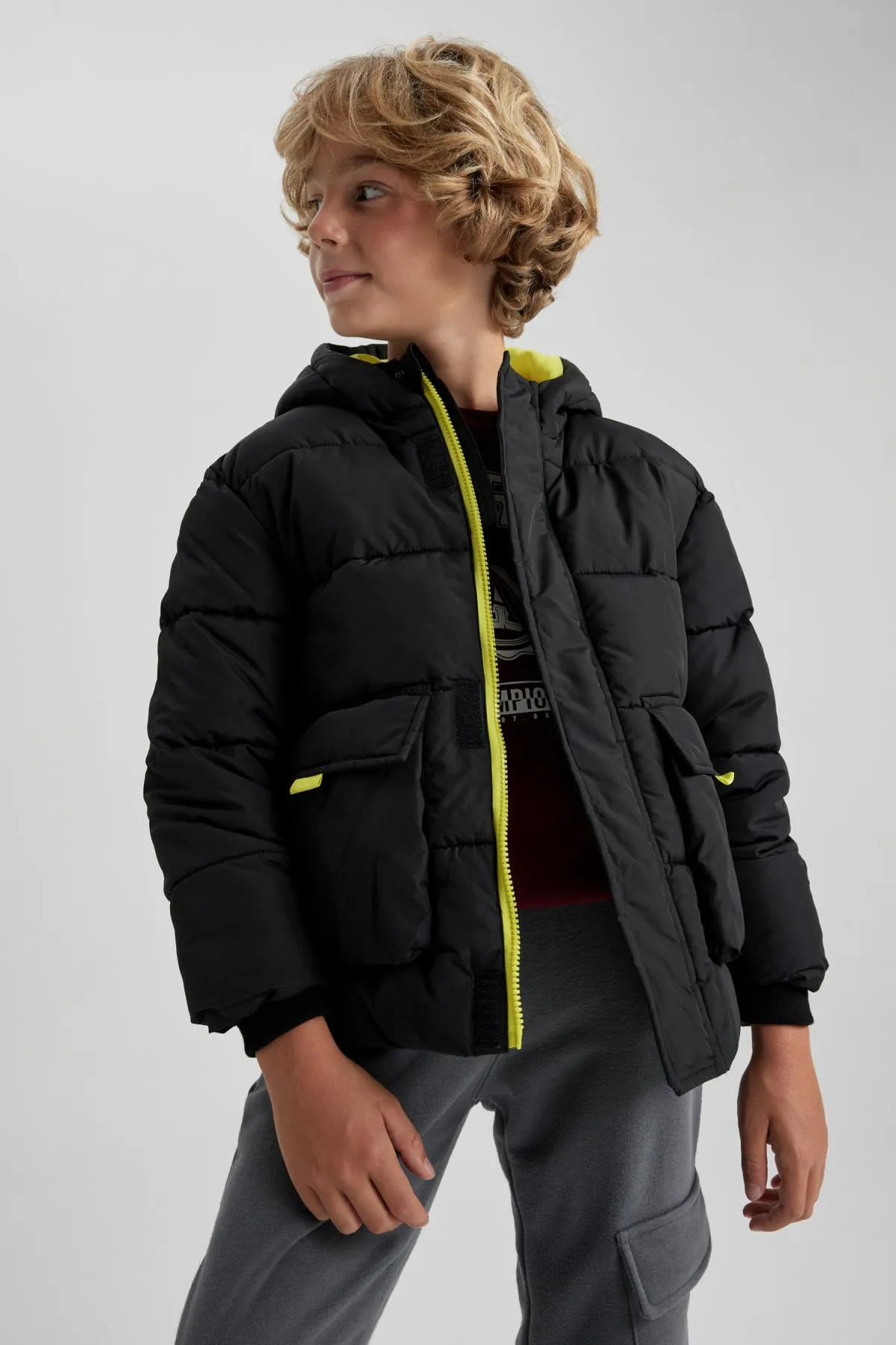DeFacto  Wasserabweisende Pufferjacke mit Kapuze für Jungen A2267a823wn
