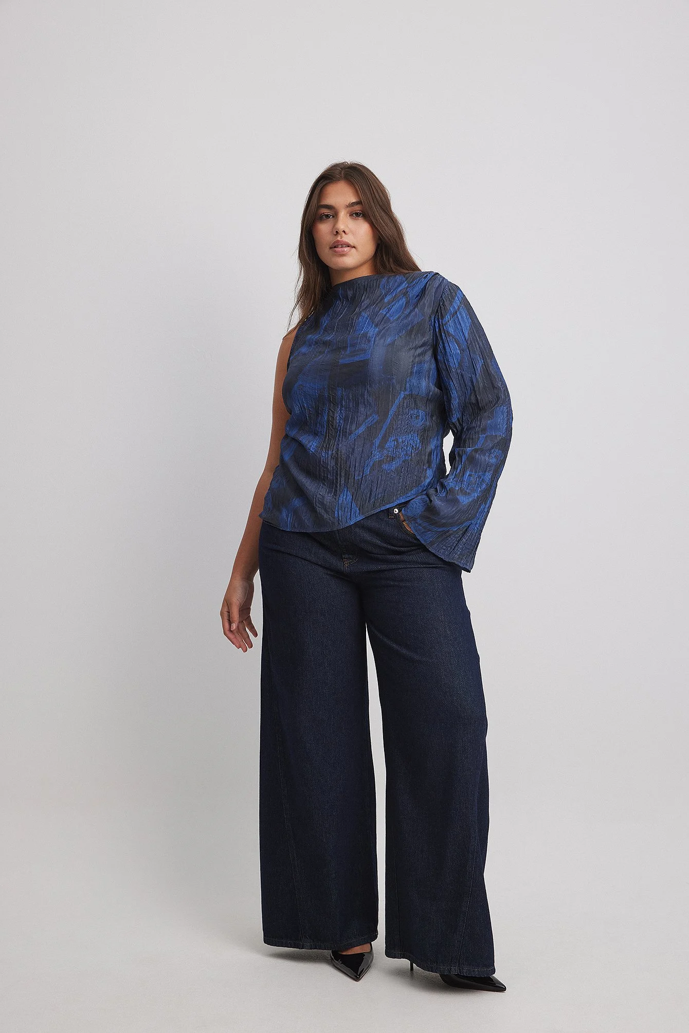 Einärmelige, asymmetrische Bluse