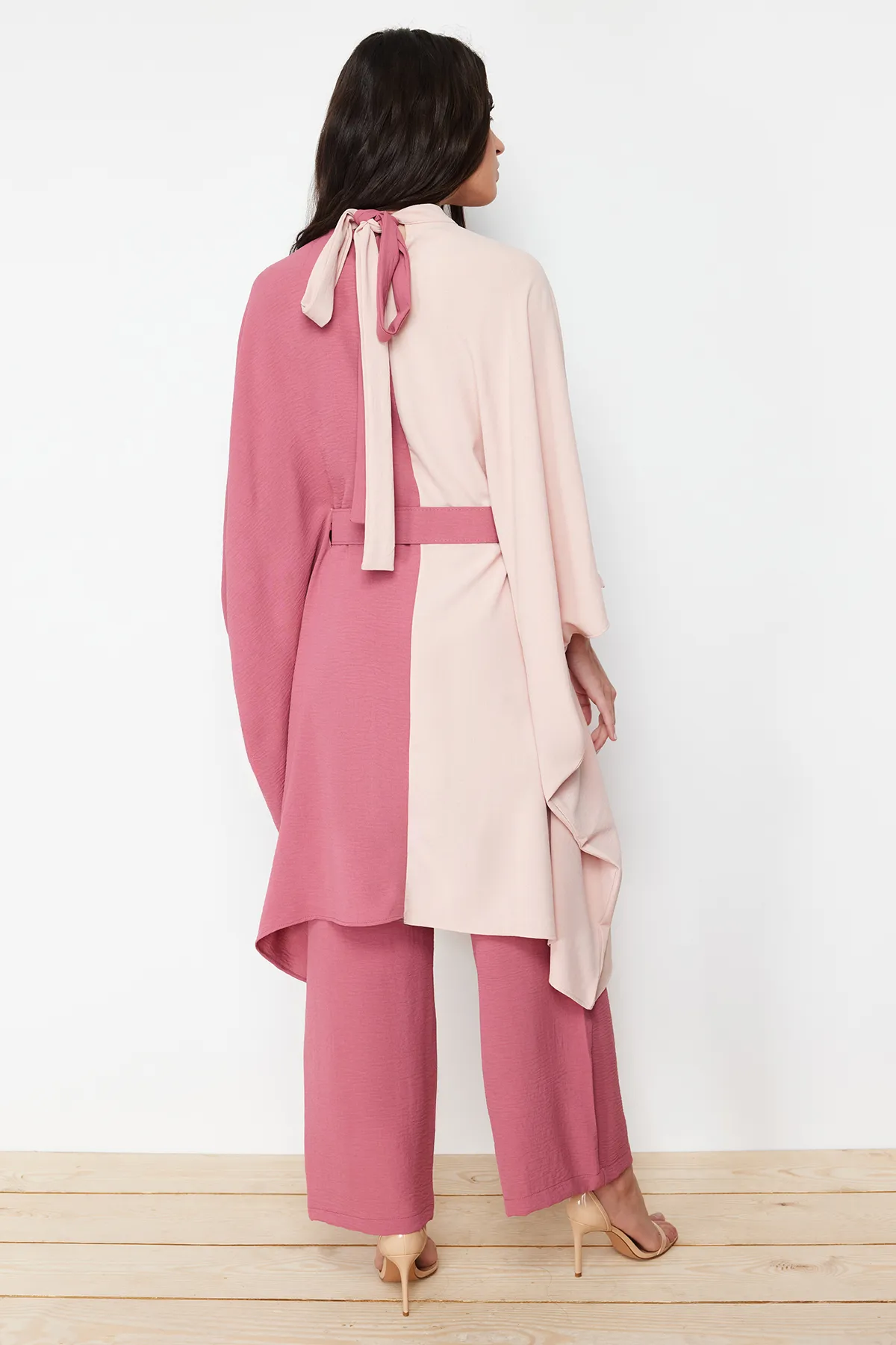 Trendyol Modest  Gewebter Tunika-Hosen-Anzug mit Gürtel und Farbblockierung in Dried Rose TCTSS23US00046