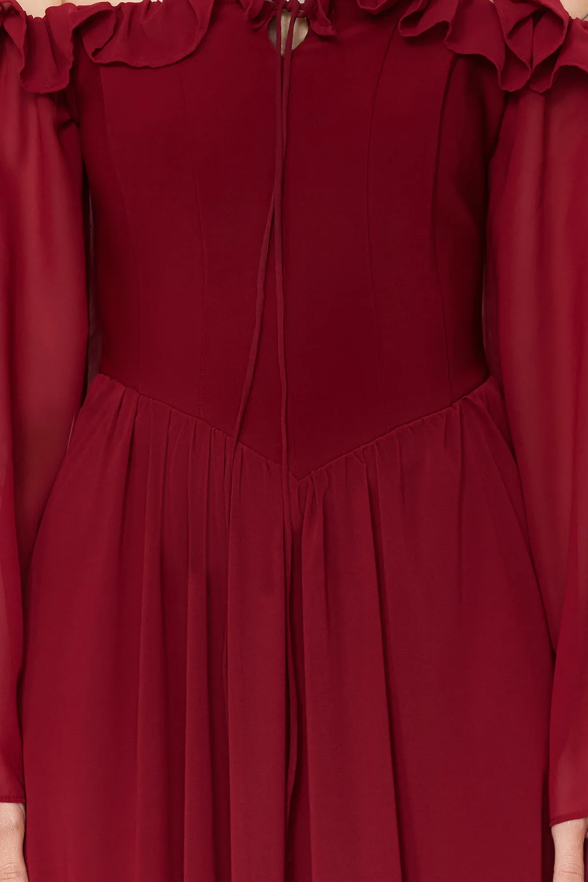 Trendyol Collection  Langes Abendkleid aus Burgunderrot mit Taillenöffnung/Skater-Chiffon TPRSS24AE0016