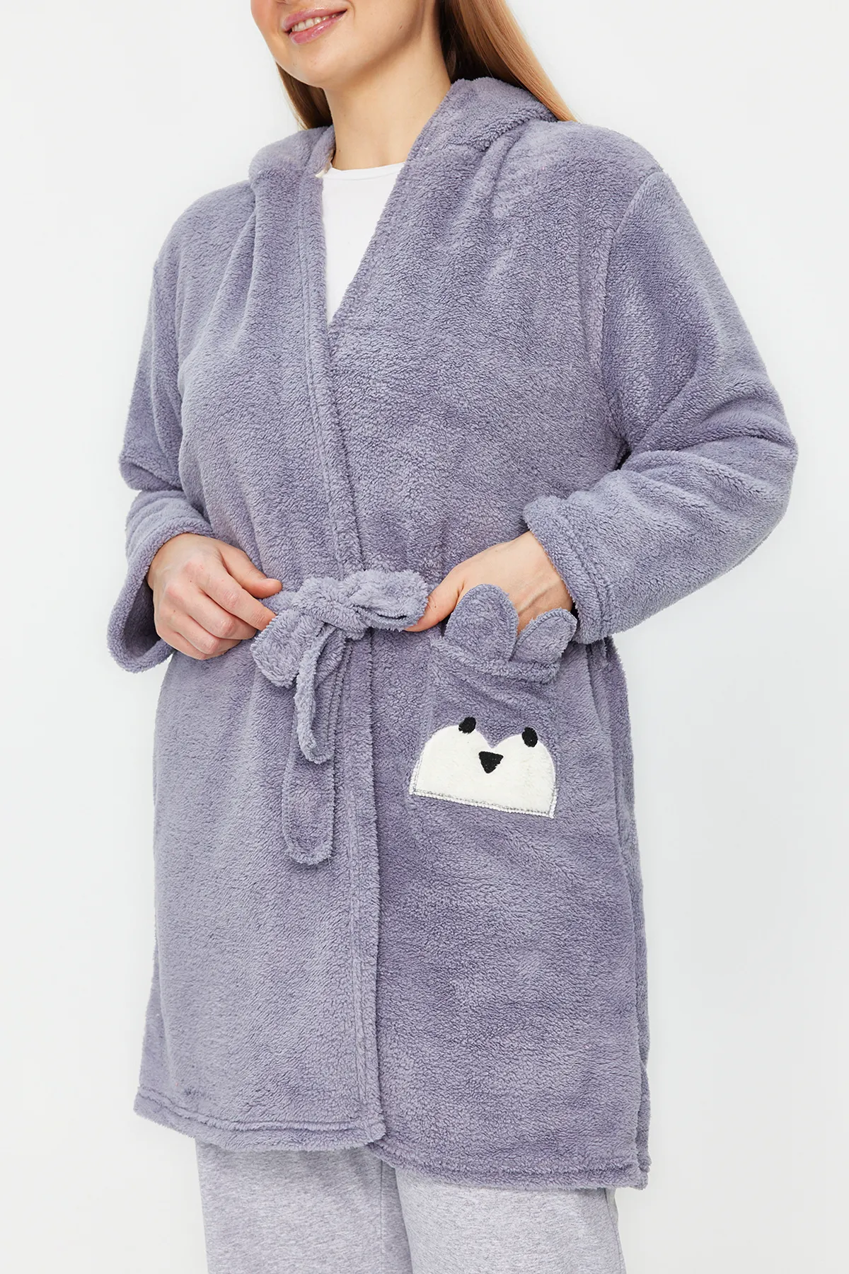 Trendyol Curve  Grauer Wellsoft-Strick-Bademantel mit Tierfiguren und Taschen TBBAW24SB00013