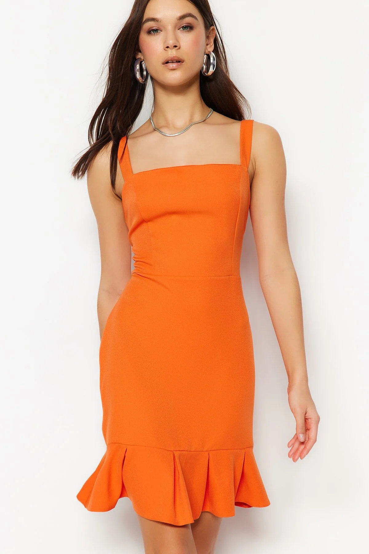 Trendyol Collection  Orangefarbenes Mini-Webkleid in A-Linie/Glockenform mit Falten TWOSS23EL01279