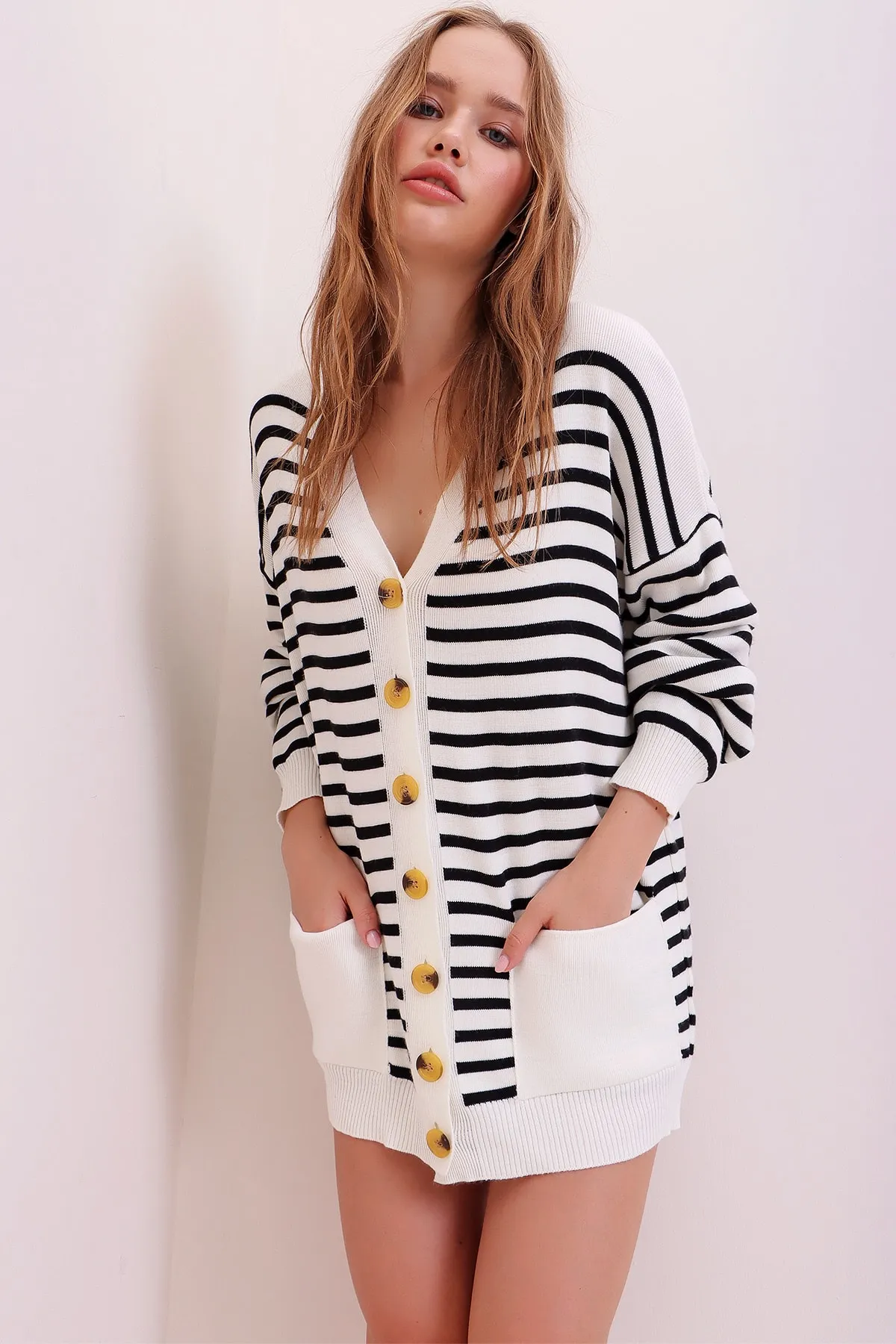 Trend Alaçatı Stili  Weißer Oversize Premium Cardigan mit Streifen und Doppeltasche für Damen ALC-X6866