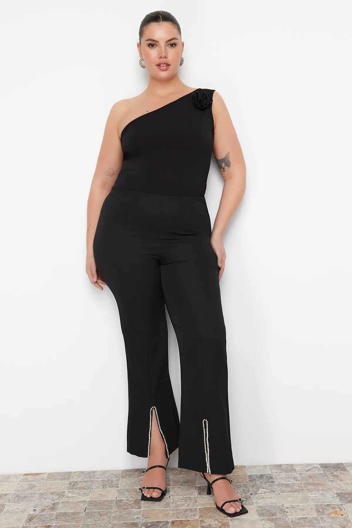Trendyol Curve  Schwarze, mit Steinen verzierte Finike-Webhose TBBSS23AR00037