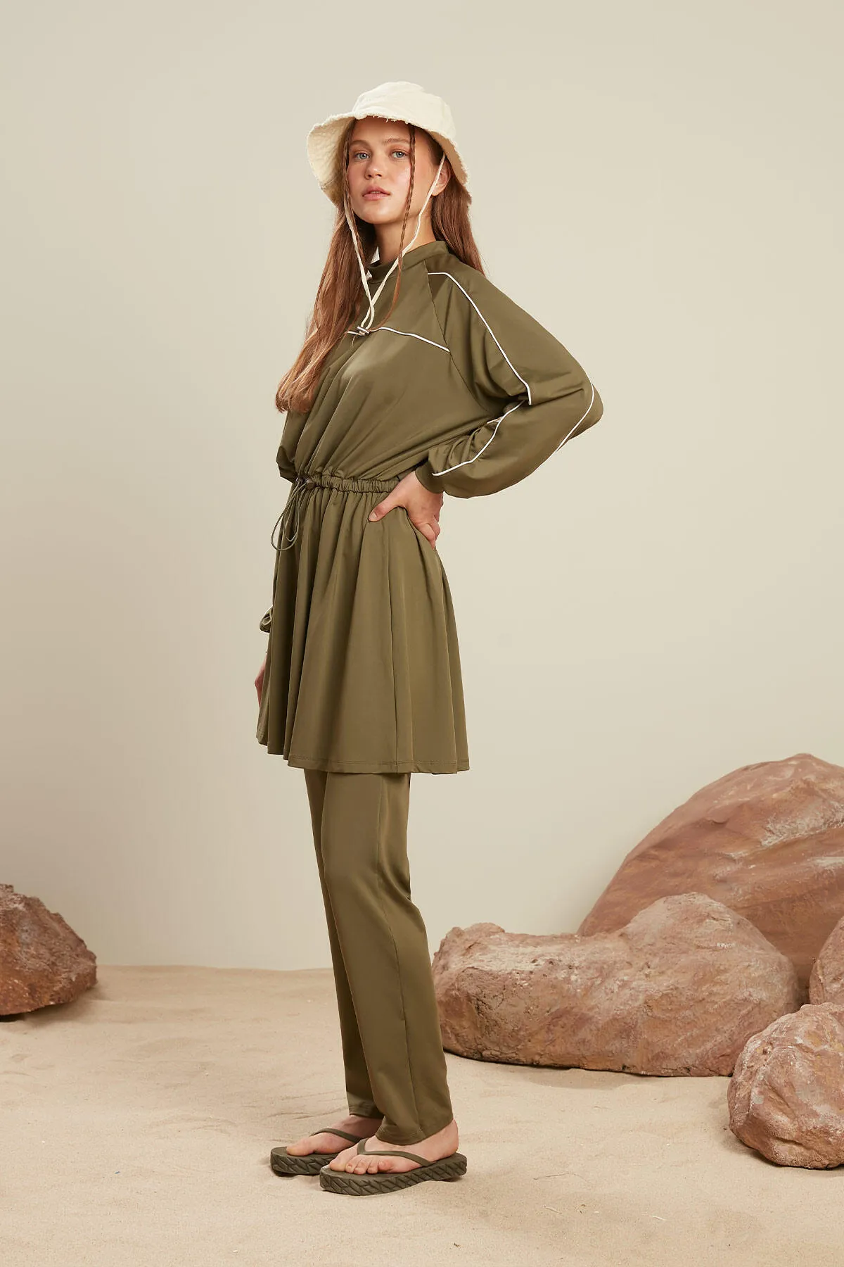 Manuka  HIJAB-BADEHOSE MIT GERADE BEIN, KHAKI
