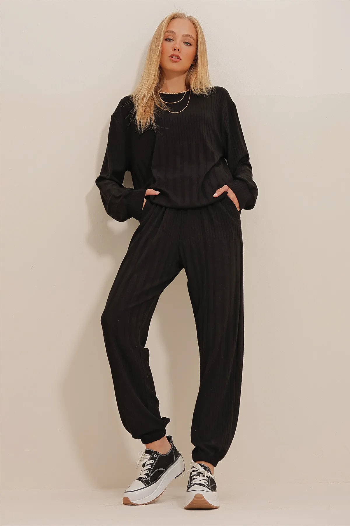 Trend Alaçatı Stili  Schwarzes Damen-Set aus Strickpullover mit Rundhalsausschnitt und Jogginghose mit Doppeltaschen ALC-X10985